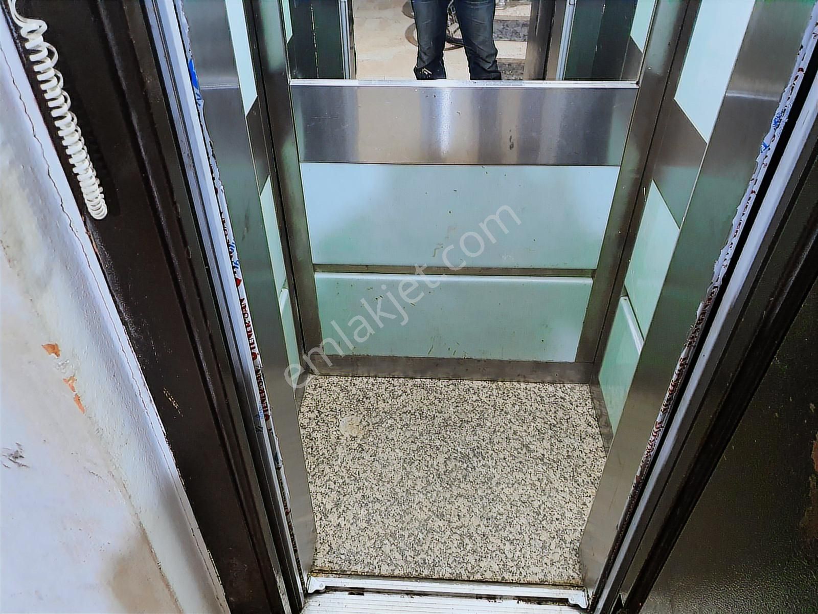 Çarşı İçinde Ravza Camii Ve Saat Kulesi Mevkiinde Ara Kat 3+1 - Görsel 3