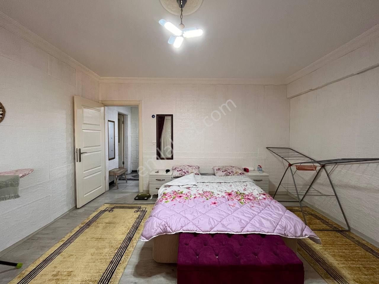 Eşyalı! Çok Geniş Merkezde Yola Yakın Ara Kat 1+1 Daire - Görsel 2