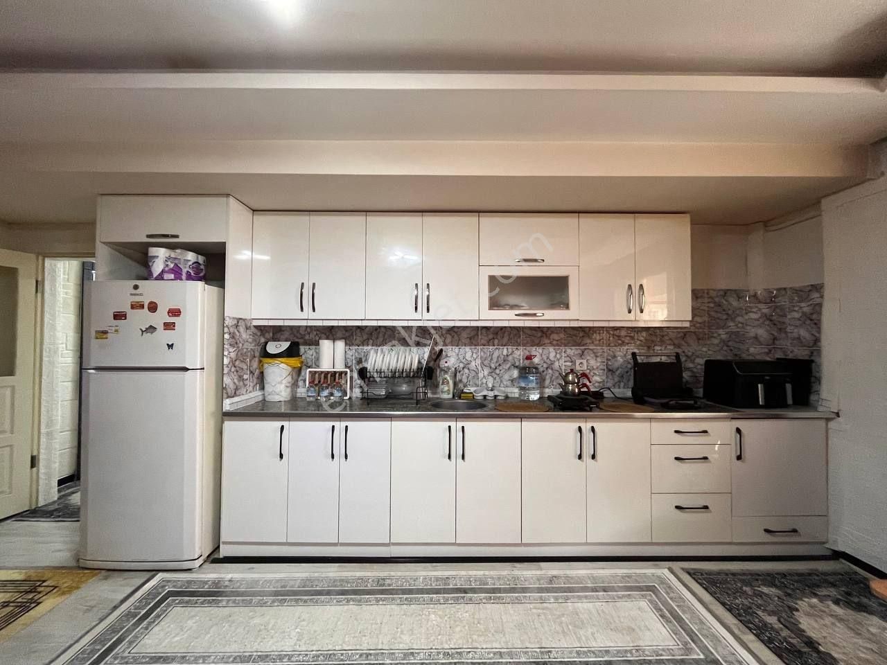 Eşyalı! Çok Geniş Merkezde Yola Yakın Ara Kat 1+1 Daire