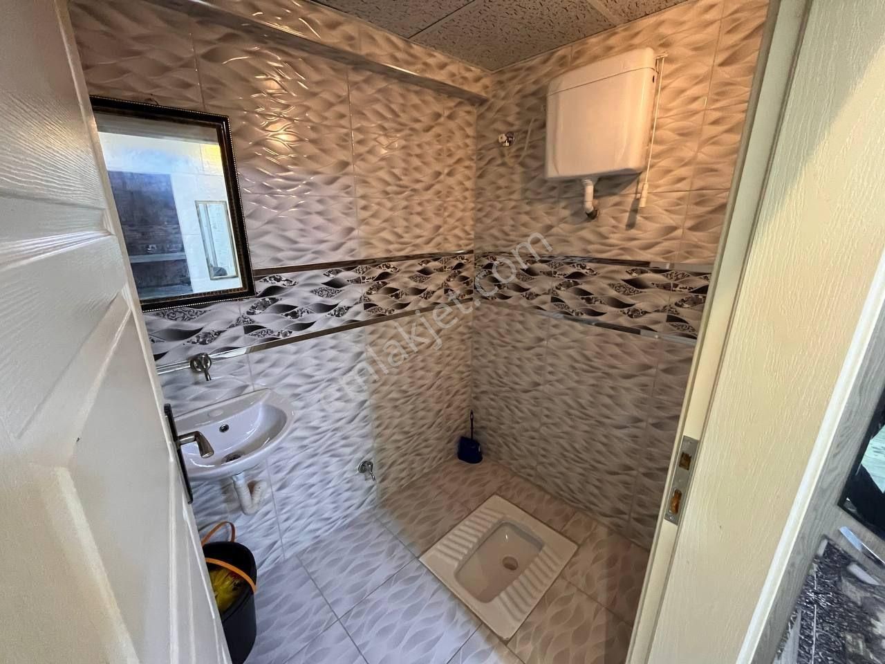 Eşyalı! Çok Geniş Merkezde Yola Yakın Ara Kat 1+1 Daire - Görsel 4