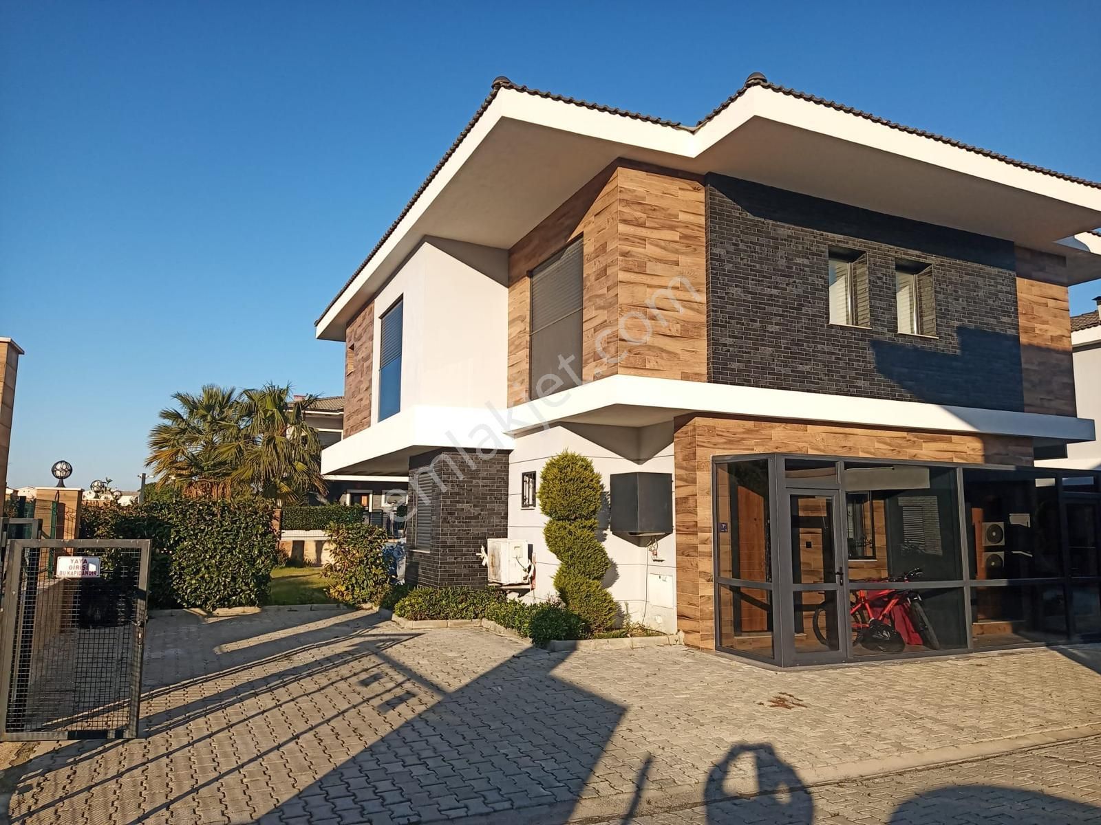 Davutlar Sahil Havuzlu Site Köşe Dubleks Villa