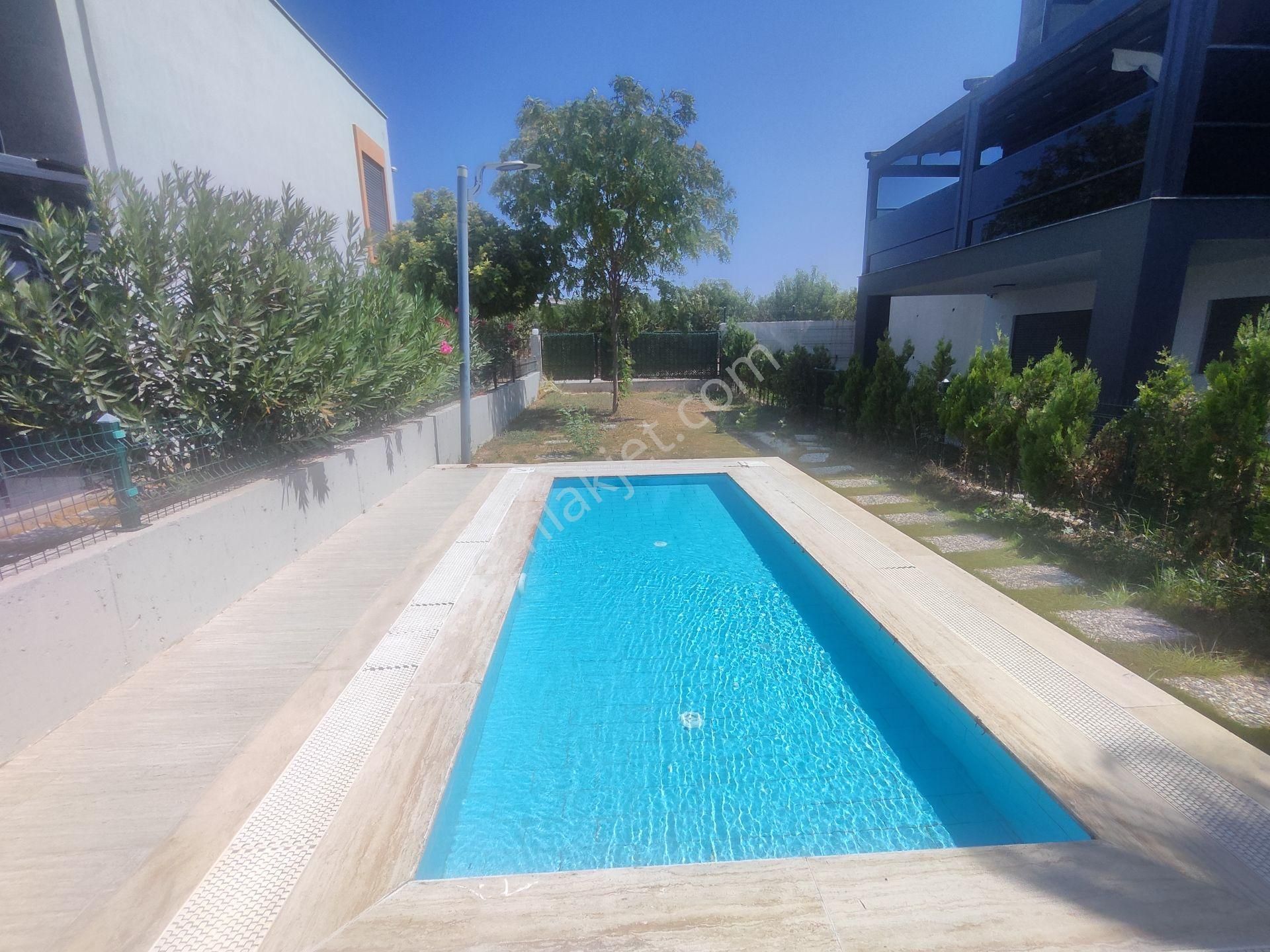 4 Tarafı Bahçeli 3 Havuzlu, Denize Yakın, Dubleks Villa - Görsel 8