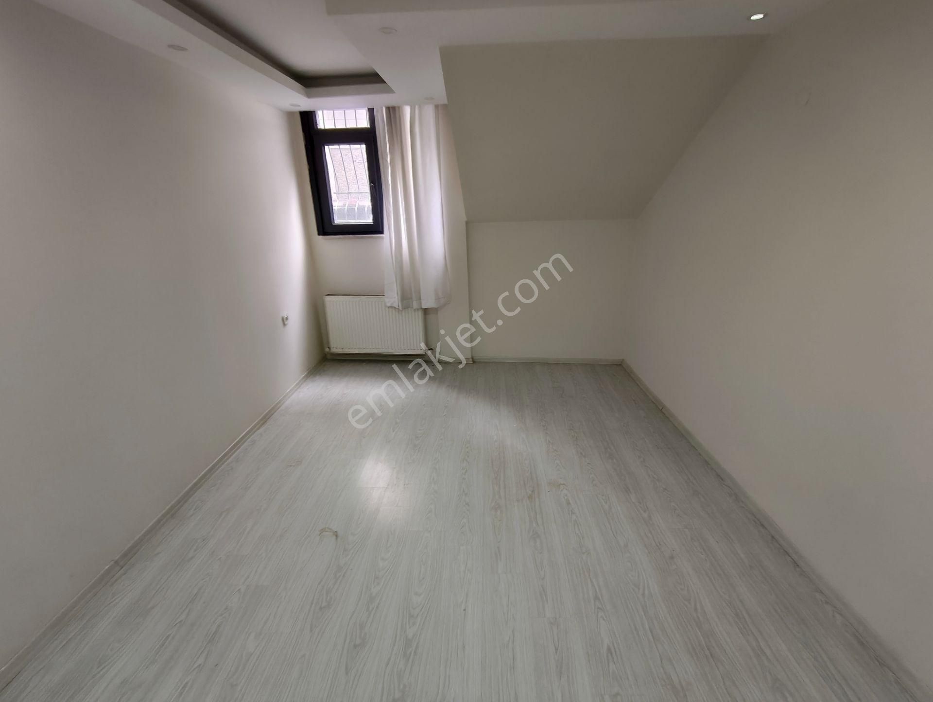 Balcıoğlundan Altıntepsi Mah. Filiz Sokakta Satılık 5 Yıllık Yarı Bodrum Daire