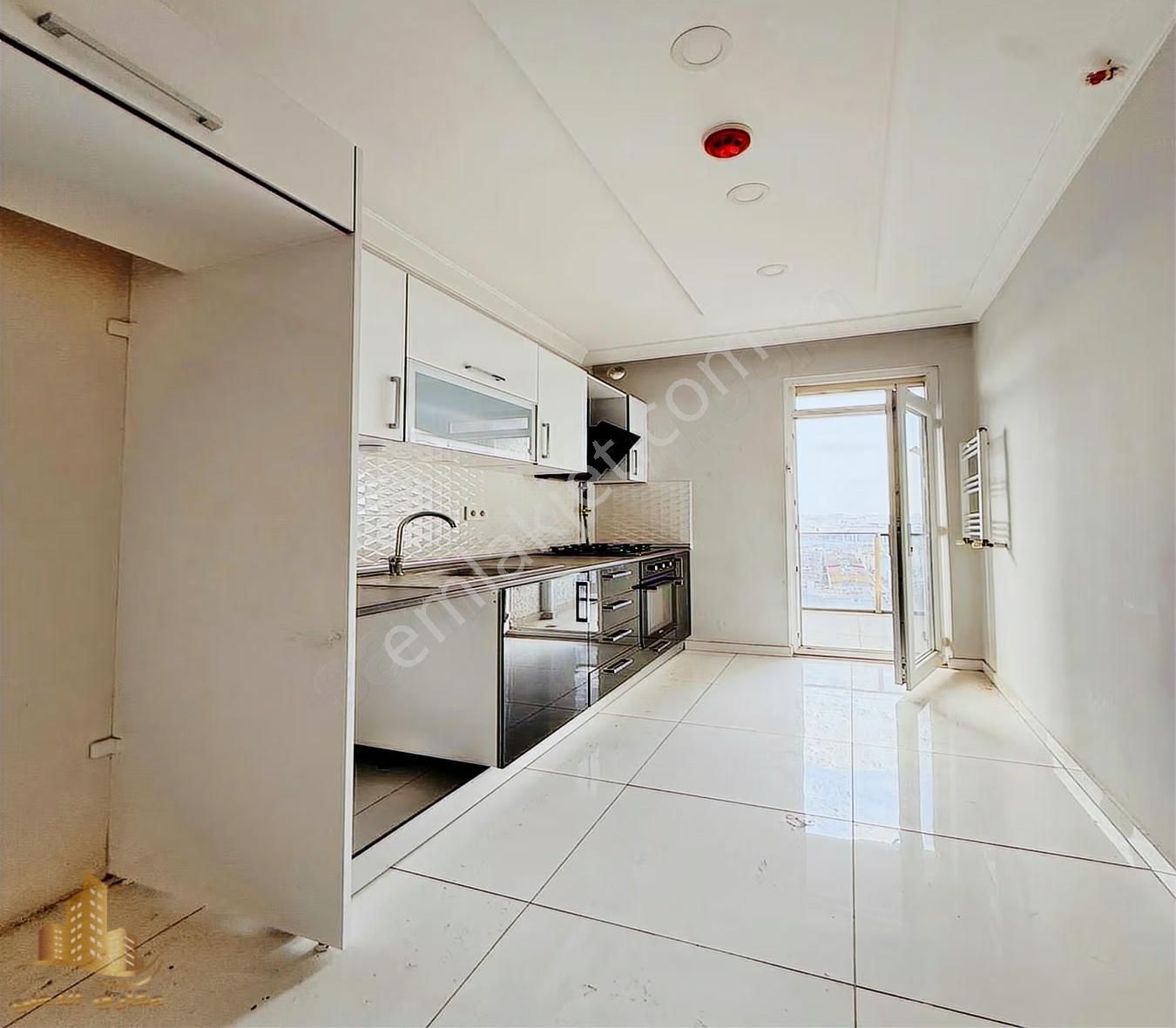 Bahçeşehir Lokasyonunda Butik Sitede Balkonlu Geniş 2+1 Daire