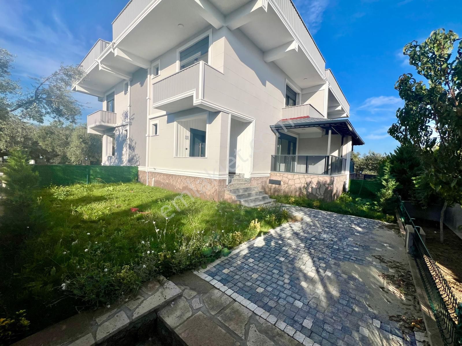 Akçay Aras Emlaktan Narlıda Denize 250 M. 3+1 Villa