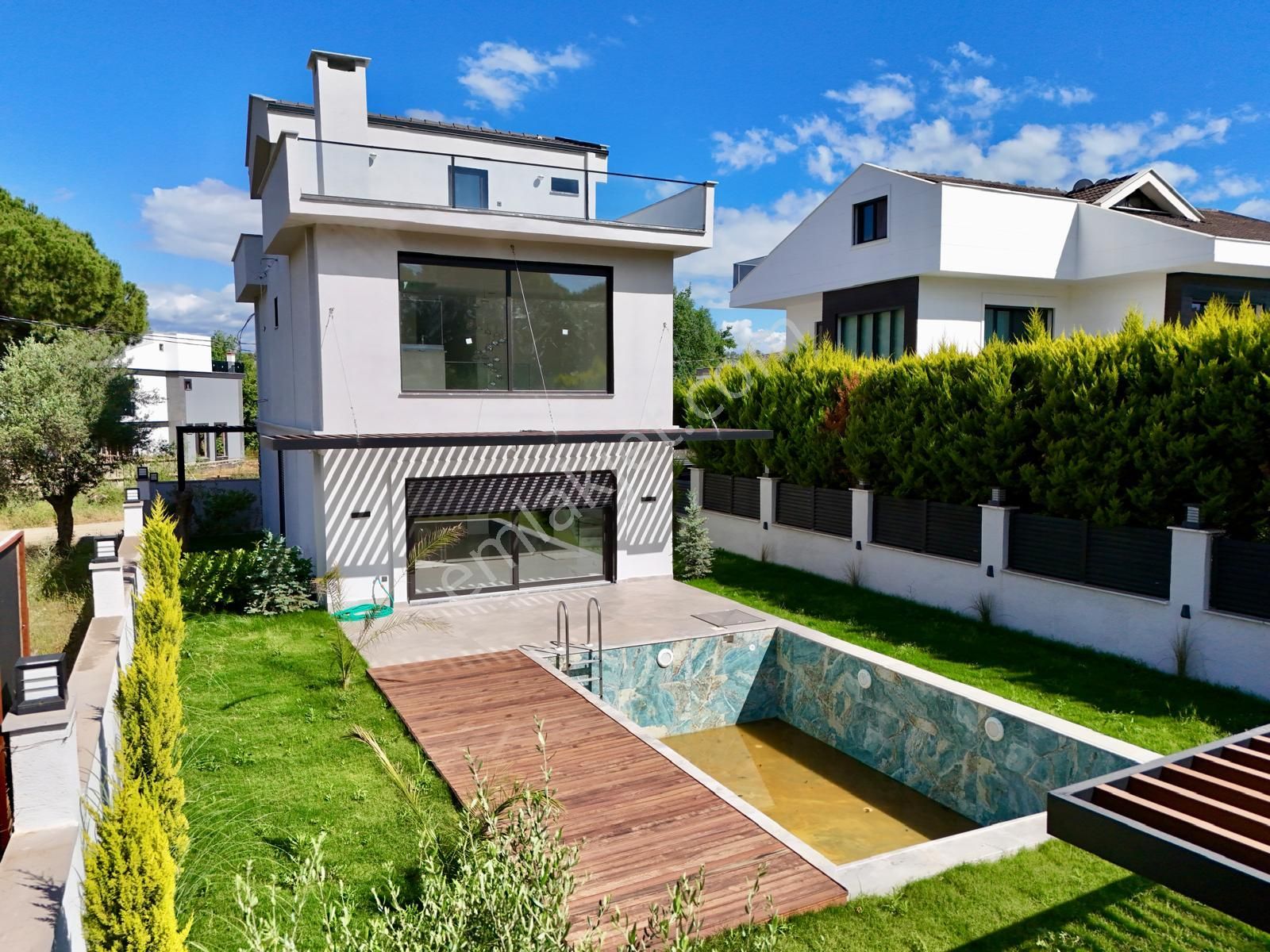 Akçay Aras Emlaktan Gürede 400 M² Arsa İçinde Havuzlu Lüks Villa