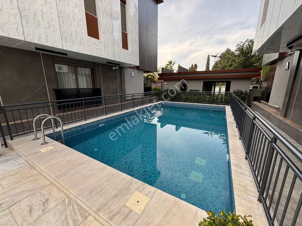 Full Eşyalı Konyaaltı Sahiline Yürüme Mesafesinde 5m Migrros Yakını Yüzme Havuzlu Katta 1+1 Daire - Görsel 6