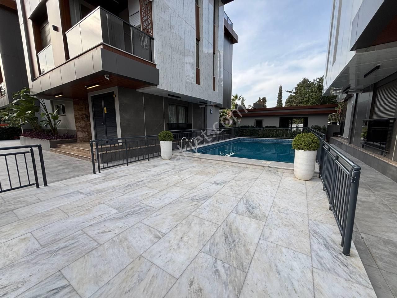 Full Eşyalı Konyaaltı Sahiline Yürüme Mesafesinde 5m Migrros Yakını Yüzme Havuzlu Katta 1+1 Daire