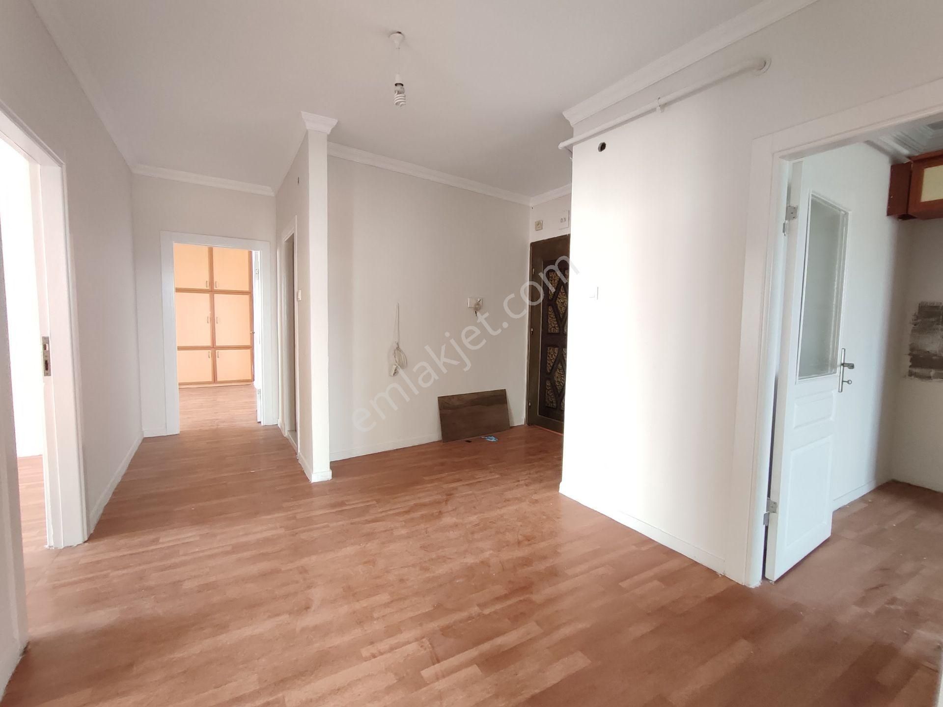 Cadde Üzeri Merkezi Konuma Sahip Geniş 3+1 Site İçi Daire - Görsel 5