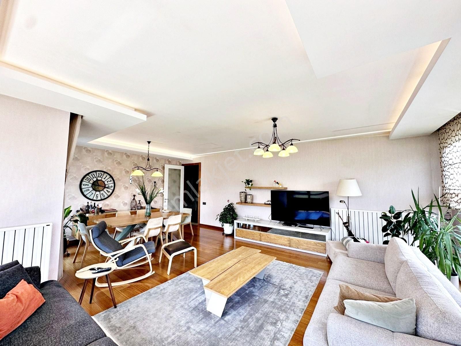 Valentia'dan Kıraner Park Sitesinde Geniş 4+1 Satılık Daire !!! - Görsel 2