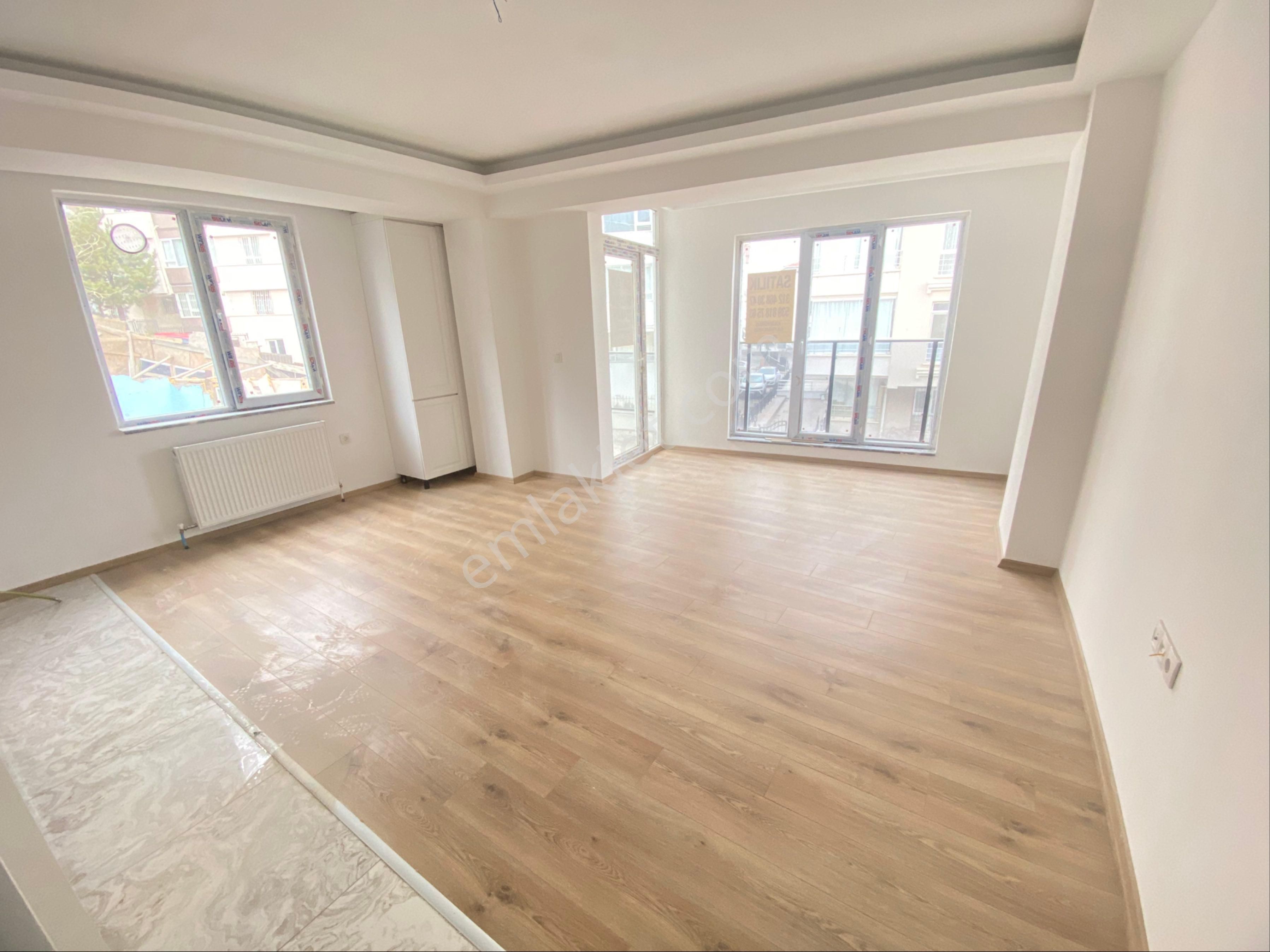 Dikmen'de Satılık Ana Cadde Üzeri Arakatta Sıfır Daire 2+1 Balkonlu