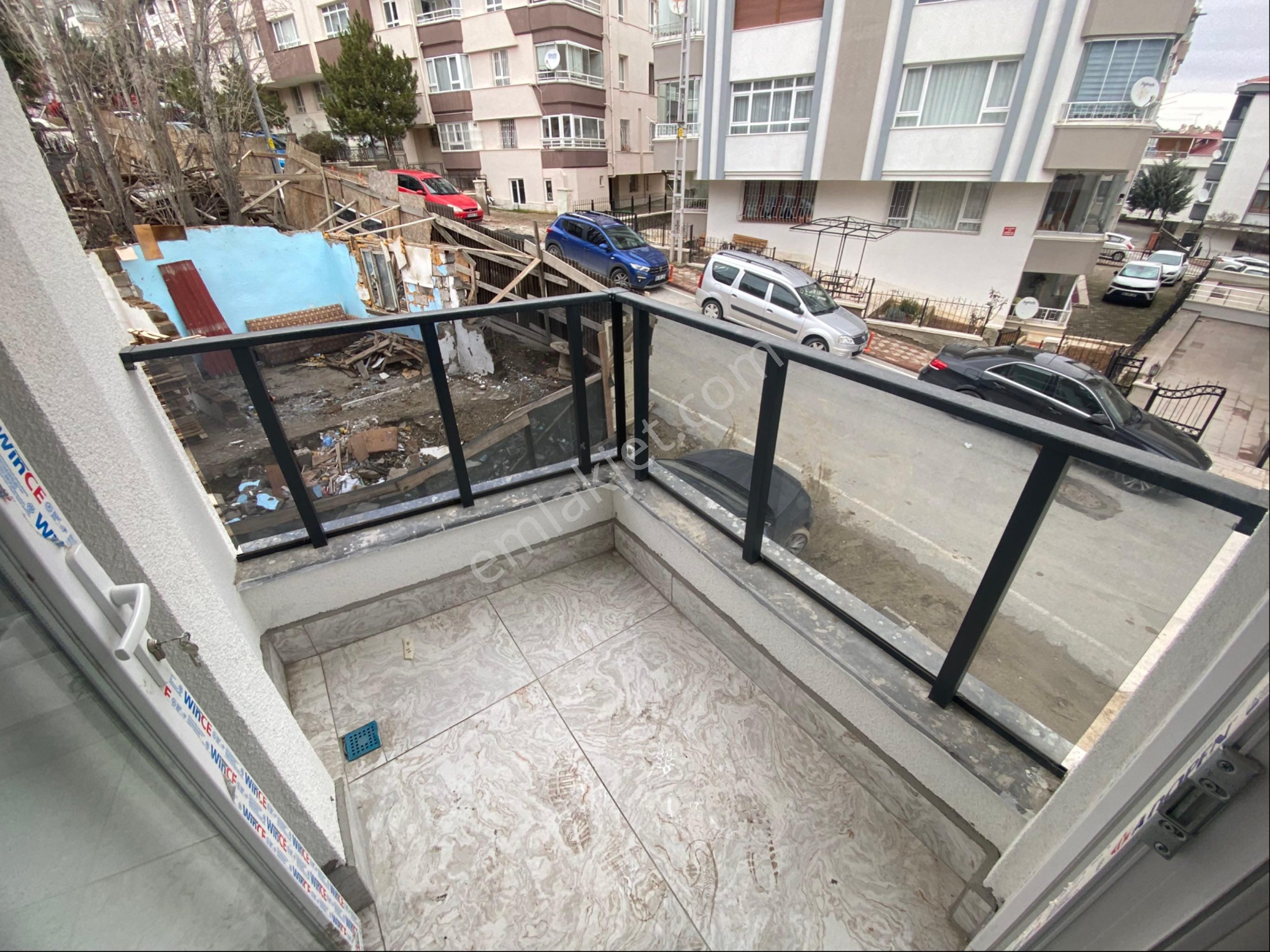 Dikmen'de Satılık Ana Cadde Üzeri Arakatta Sıfır Daire 2+1 Balkonlu - Görsel 6