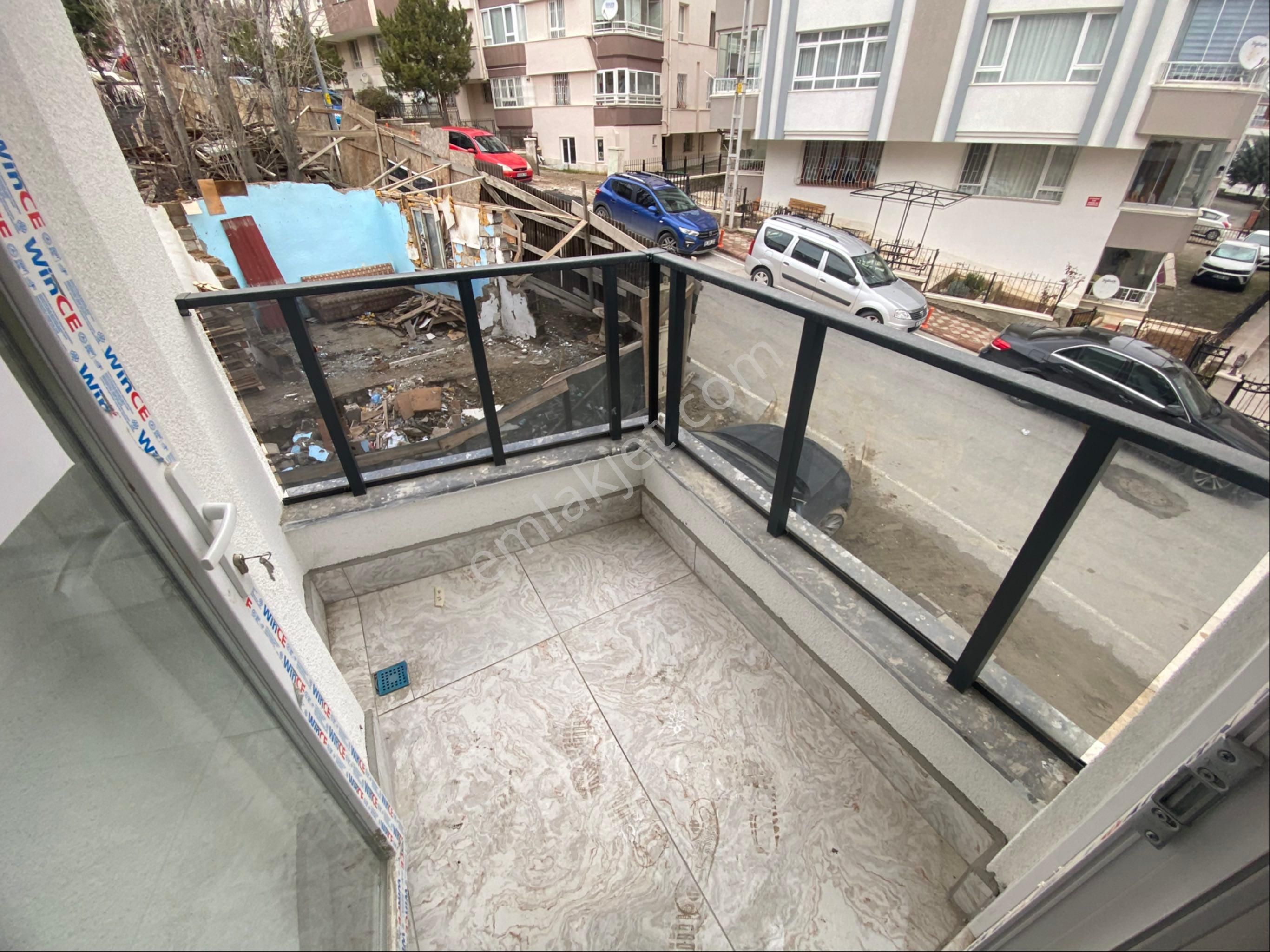 Dikmen'de Satılık Ana Cadde Üzeri Arakatta Sıfır Daire 2+1 Balkonlu - Görsel 2