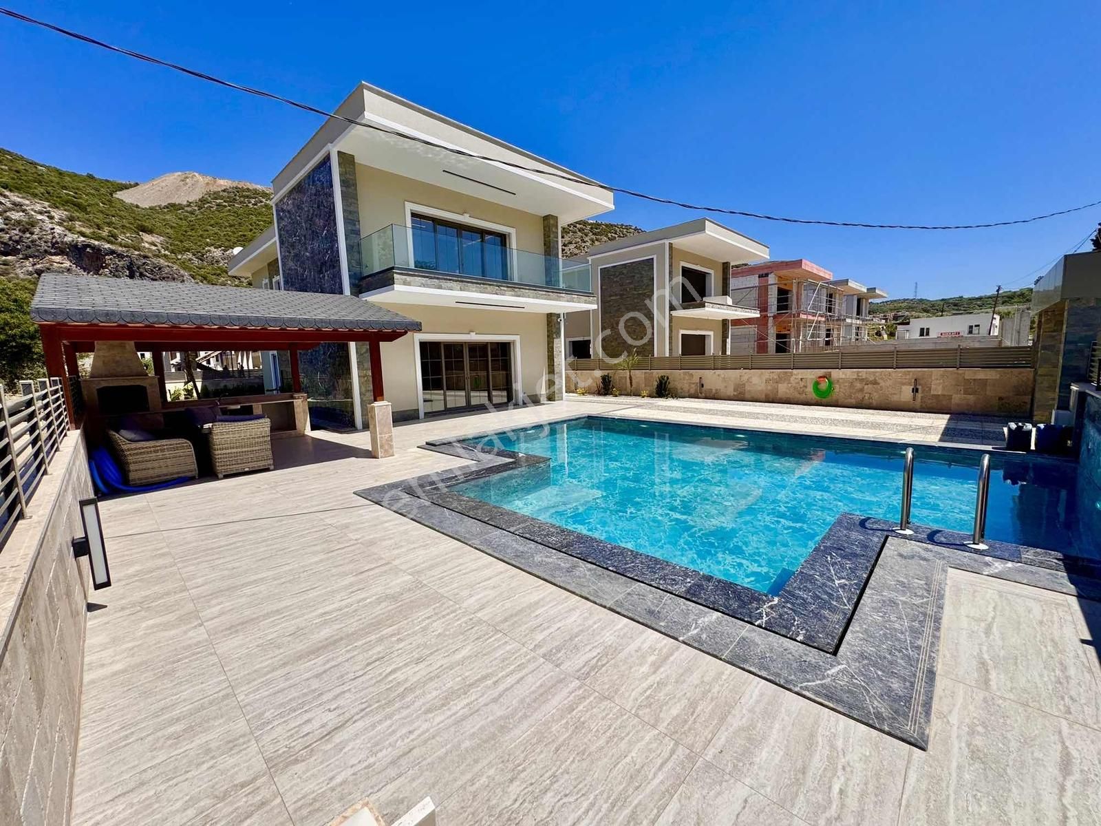 Kuşadası Değirmendere De Geniş Oturuma Sahip Lüks Satılık Villa