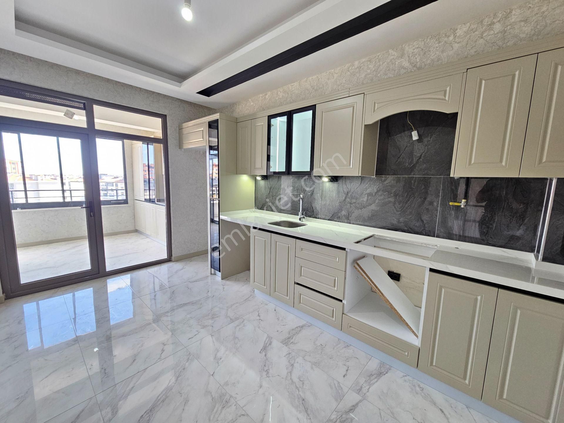 Selahaddin Eyyübi Mahallesi'nde 3+1 160m2 Site İçi Sıfır Lüks Daire