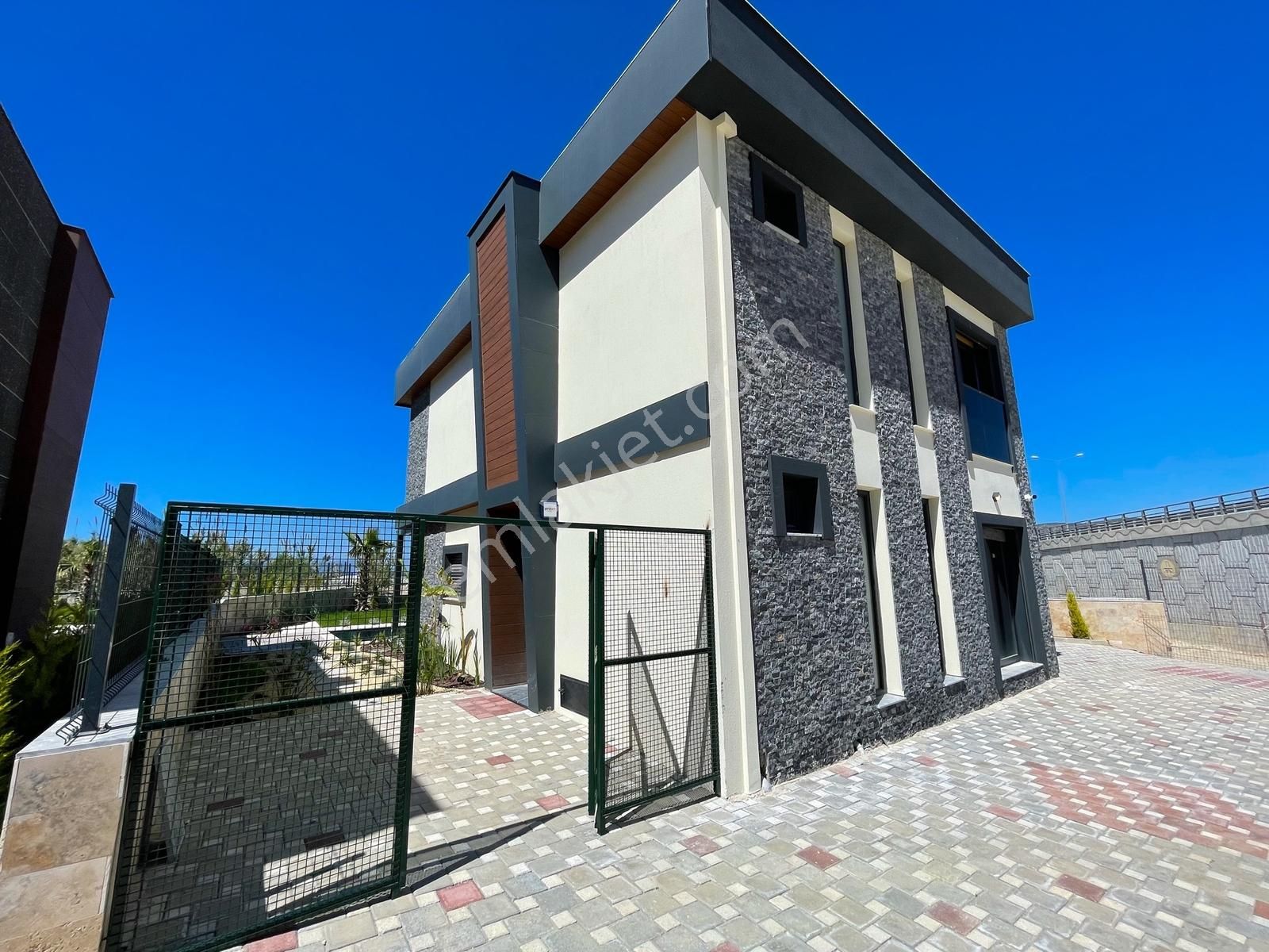 Kuşadası'nda Satılık Özel Havuzlu Müstakil 4+1 Villa - Görsel 24