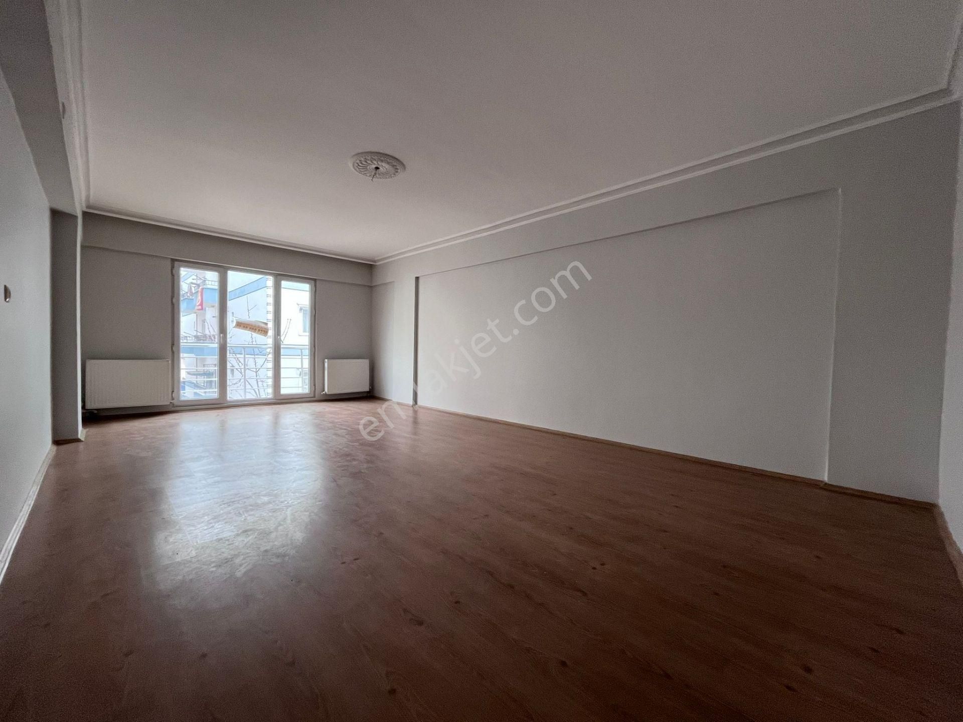 Sincan Mareşal Ç. Mah'de 140m² Asansörlü 1.ara Kat E.banyolu 12 Yıllık Satılık Daire