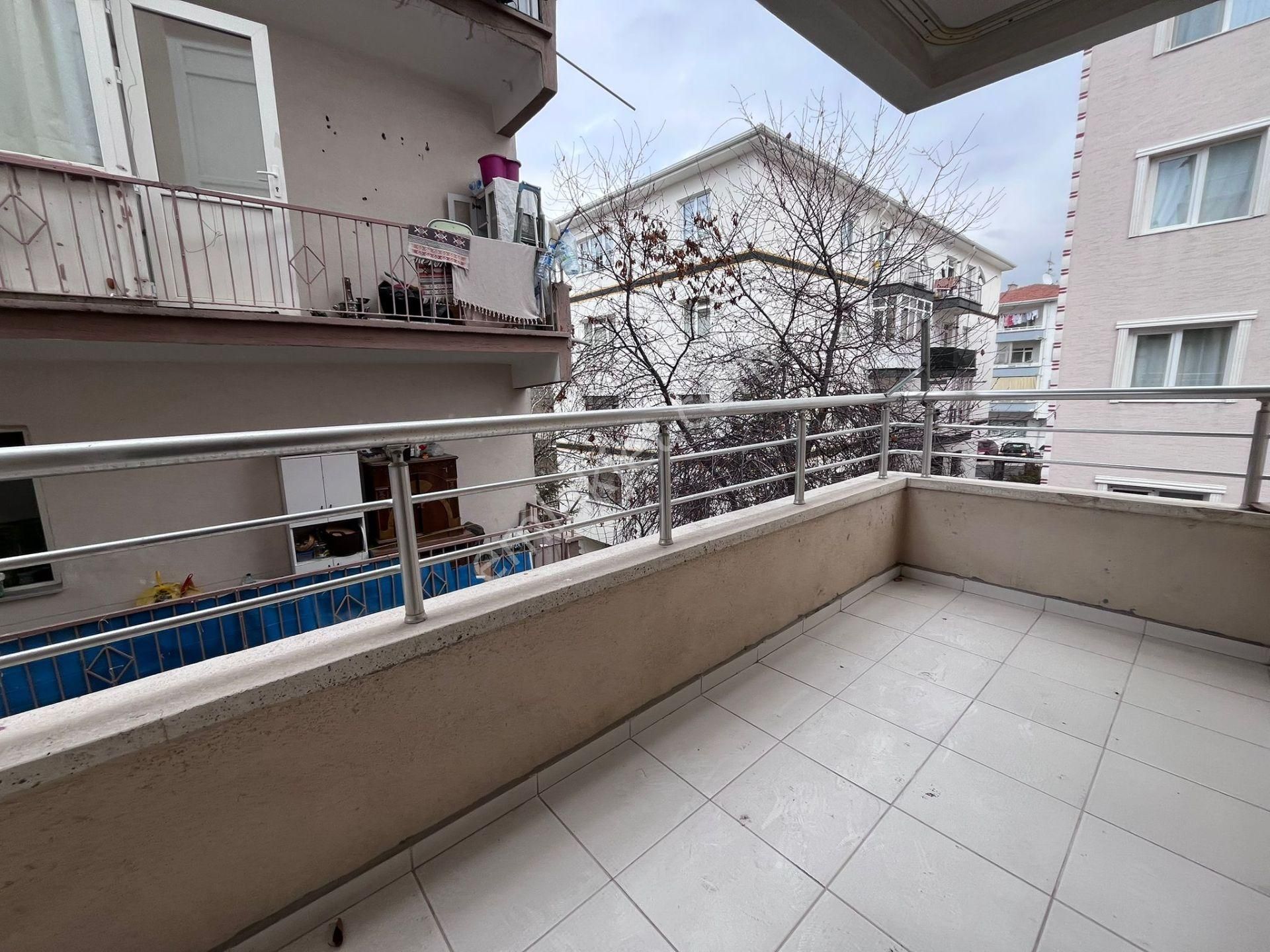 Sincan Mareşal Ç. Mah'de 140m² Asansörlü 1.ara Kat E.banyolu 12 Yıllık Satılık Daire - Görsel 5