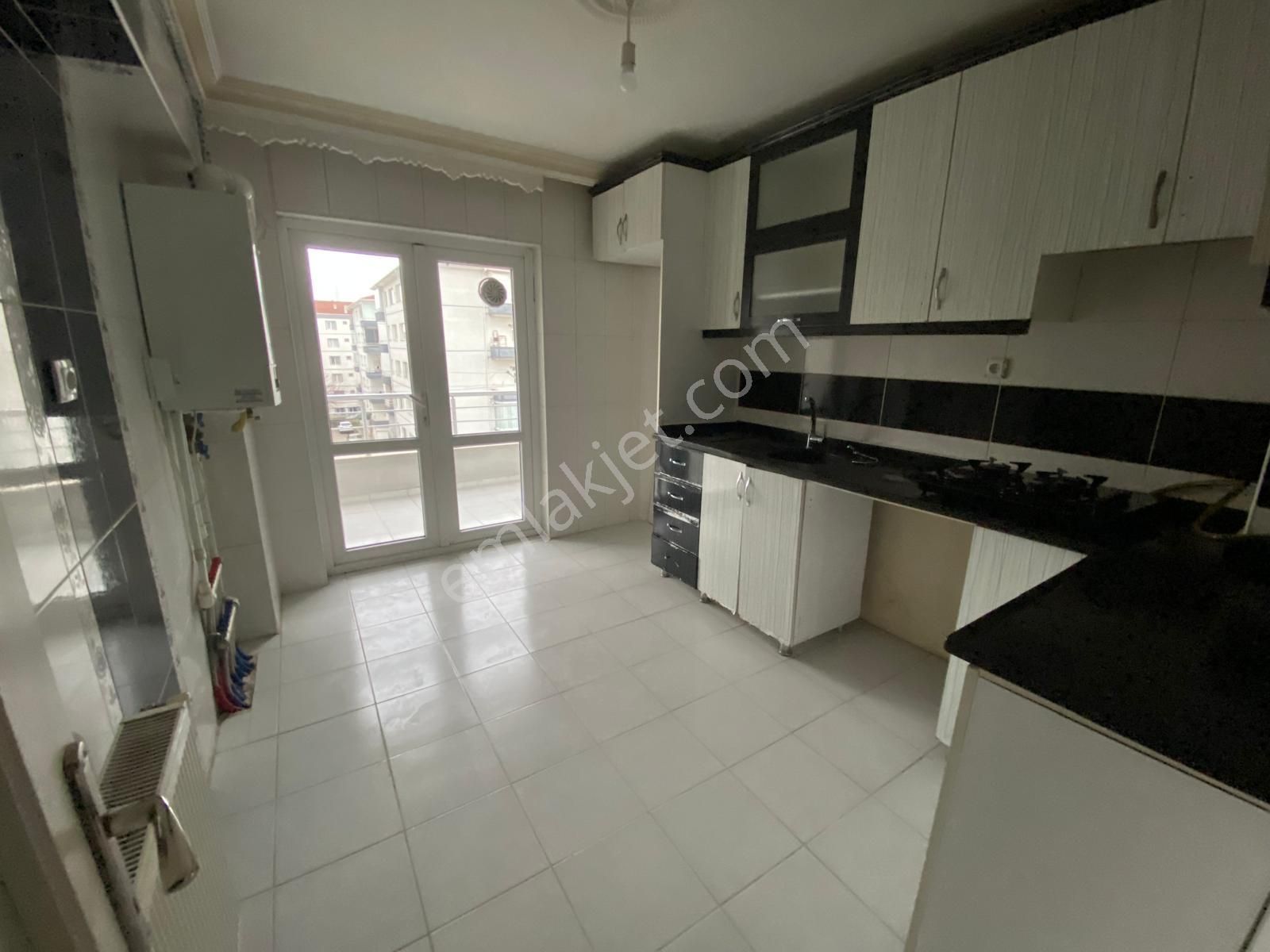 Yaşarkemal Cad. Ön Cephe Asansörlü Ara Katta 3+1 Bağımsız Dairee - Görsel 3