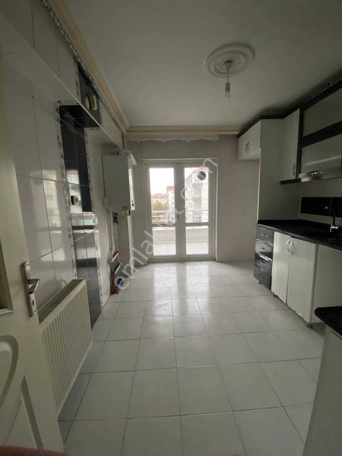 Yaşarkemal Cad. Ön Cephe Asansörlü Ara Katta 3+1 Bağımsız Dairee