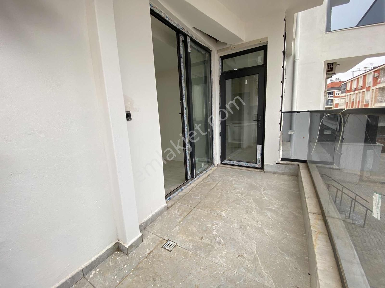 Sundera'dan Tramvaya Yakın Site İçerisinde Arakat 2+1 Sıfır - Görsel 5