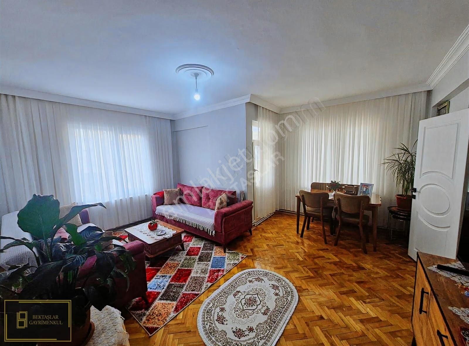Metroya 10 Dk,arakat,balkon,ayrı Wc'li,içi Yapılı,geniş (3+1)