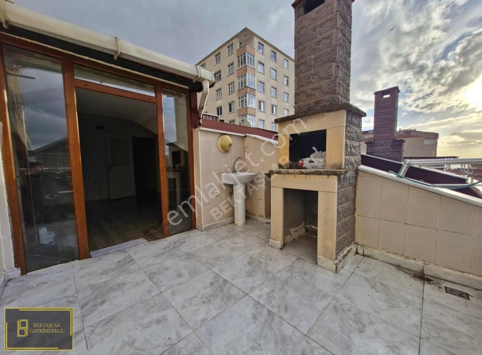 Tülin Caddesinde;ayrı Mutfak,barbekülü Teras,ferah,çatı Katı 1+1