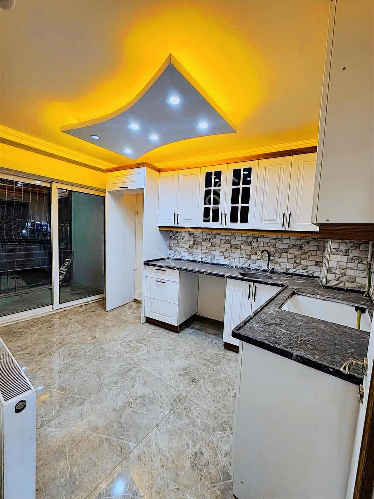 Emlak Center'dan Alaybey Mah Satılık 3+1 Ara Kat Daire