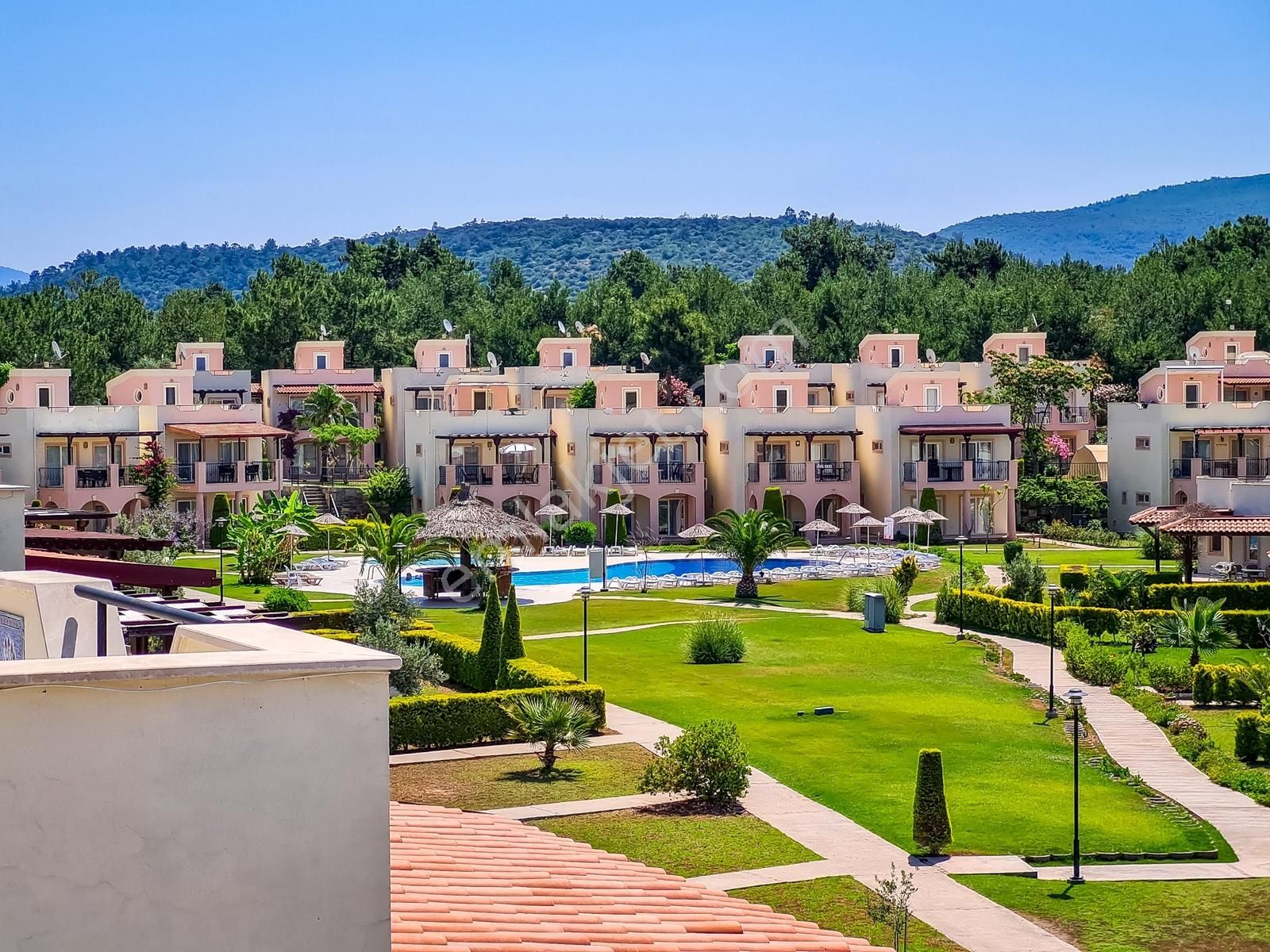 Apollonium`da Satılık Full Eşyalı 3+1 Tam Müstakil Hera Villa