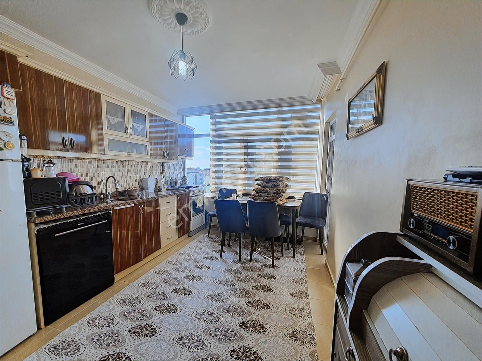 Saray Gibi Dubleks 3+1, Mustafa Bakkal İle Okullar Arasında