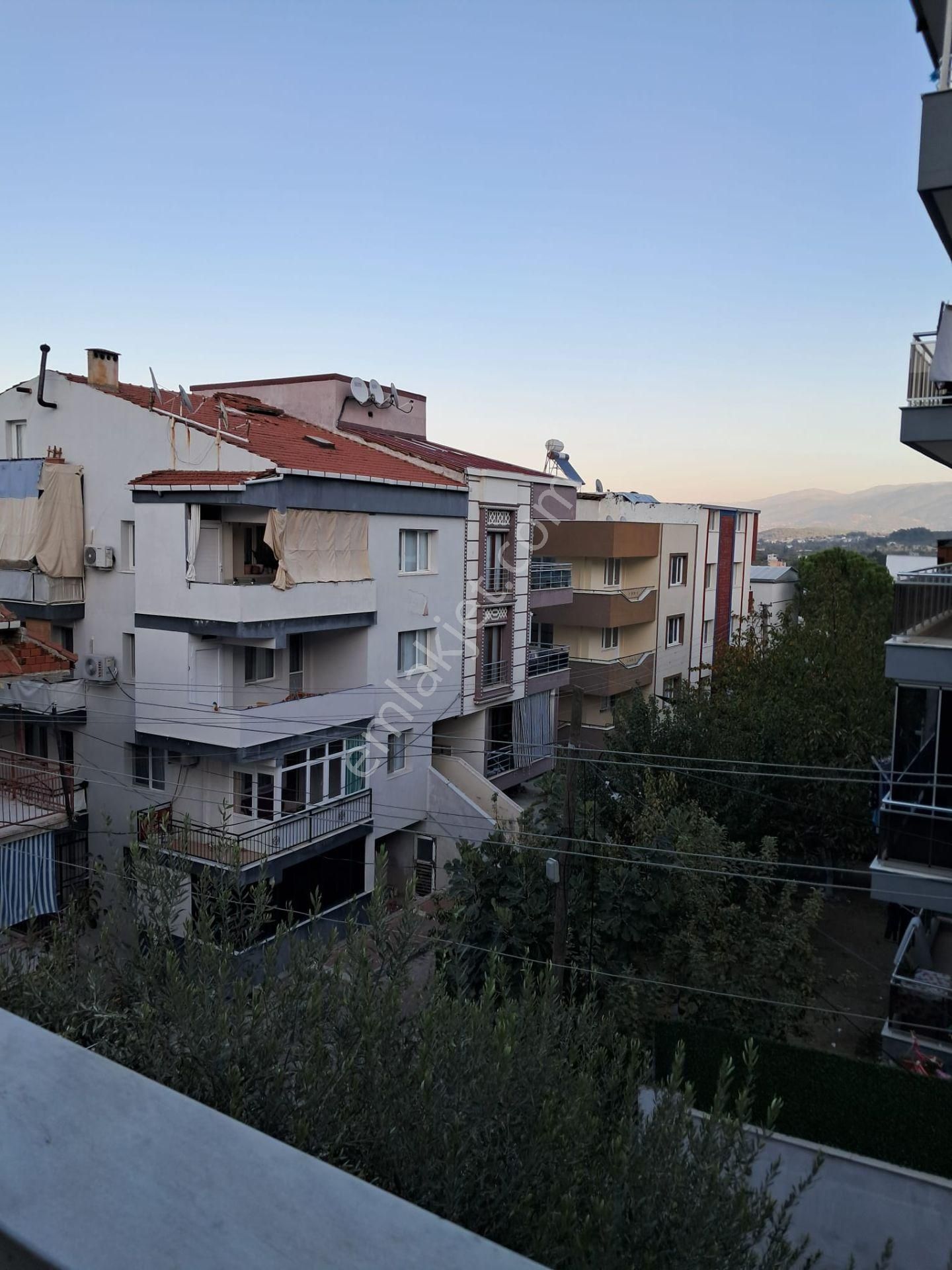 Kemalpaşanın Merkezinde 160m2 Doğalgazlı 3+1 Acil Satılık Daire - Görsel 24