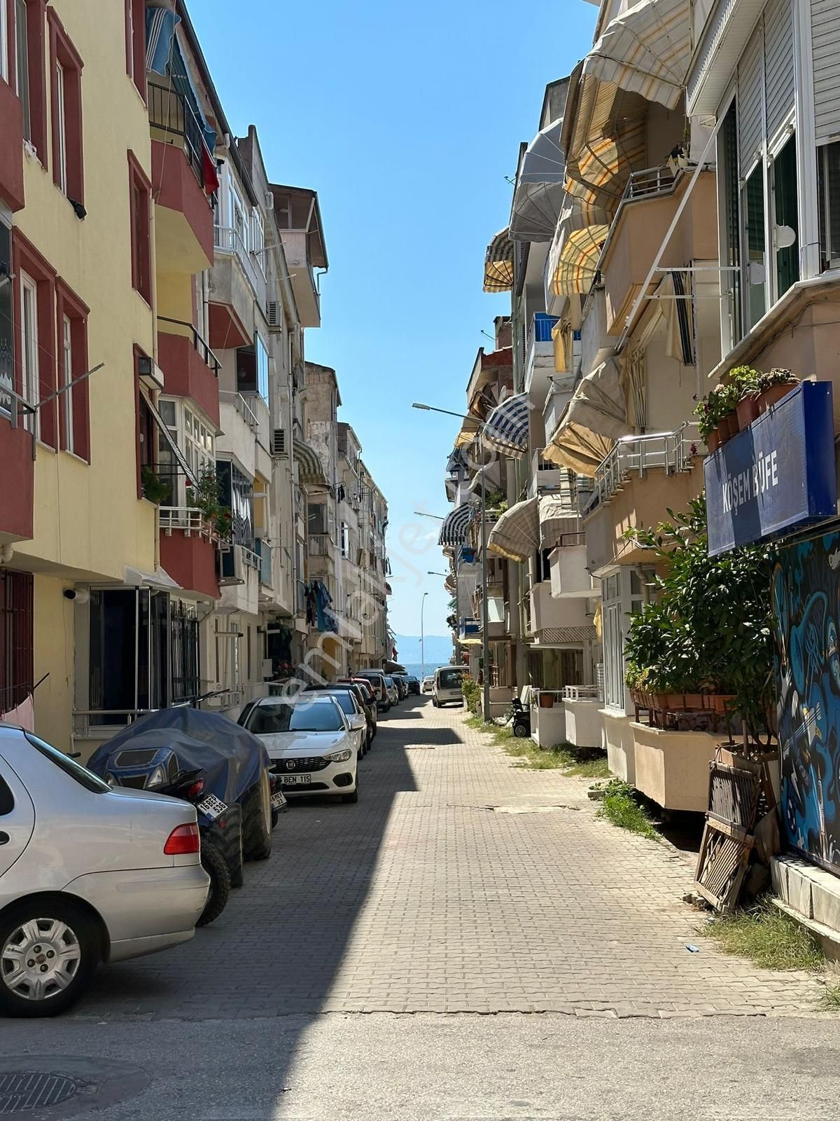 Kumla'da Denize Yakın Cadde Üzeri Kombili 2+1 Daire