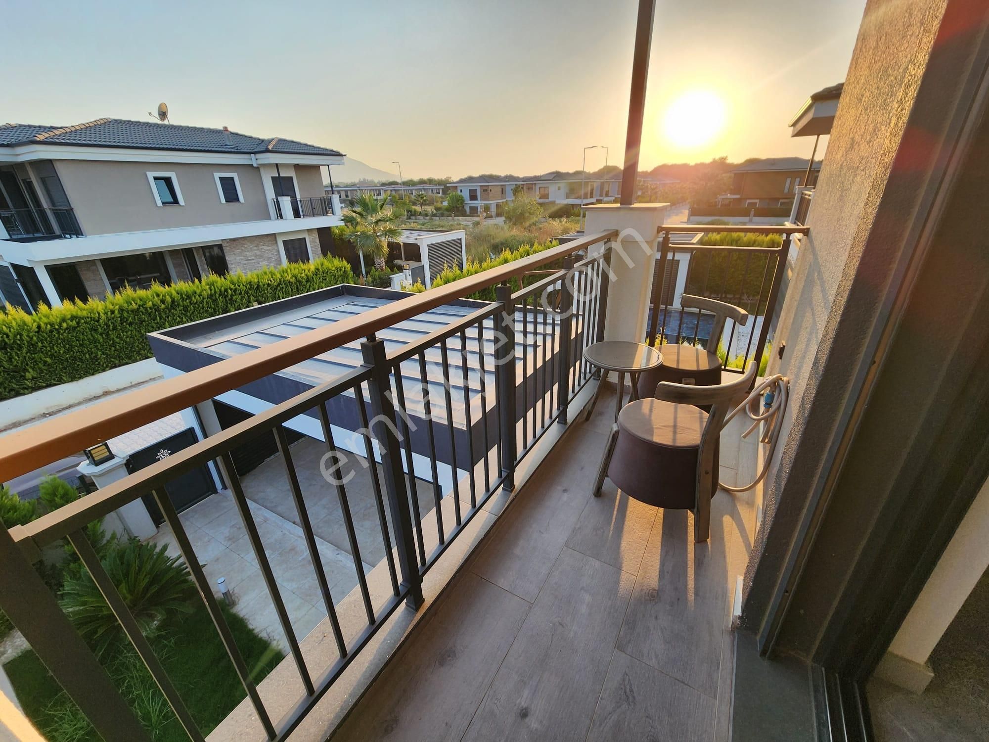 Kuşadası Davutlar Sahilde4+1 Müstakil Köşe Konumlu Villa - Görsel 34