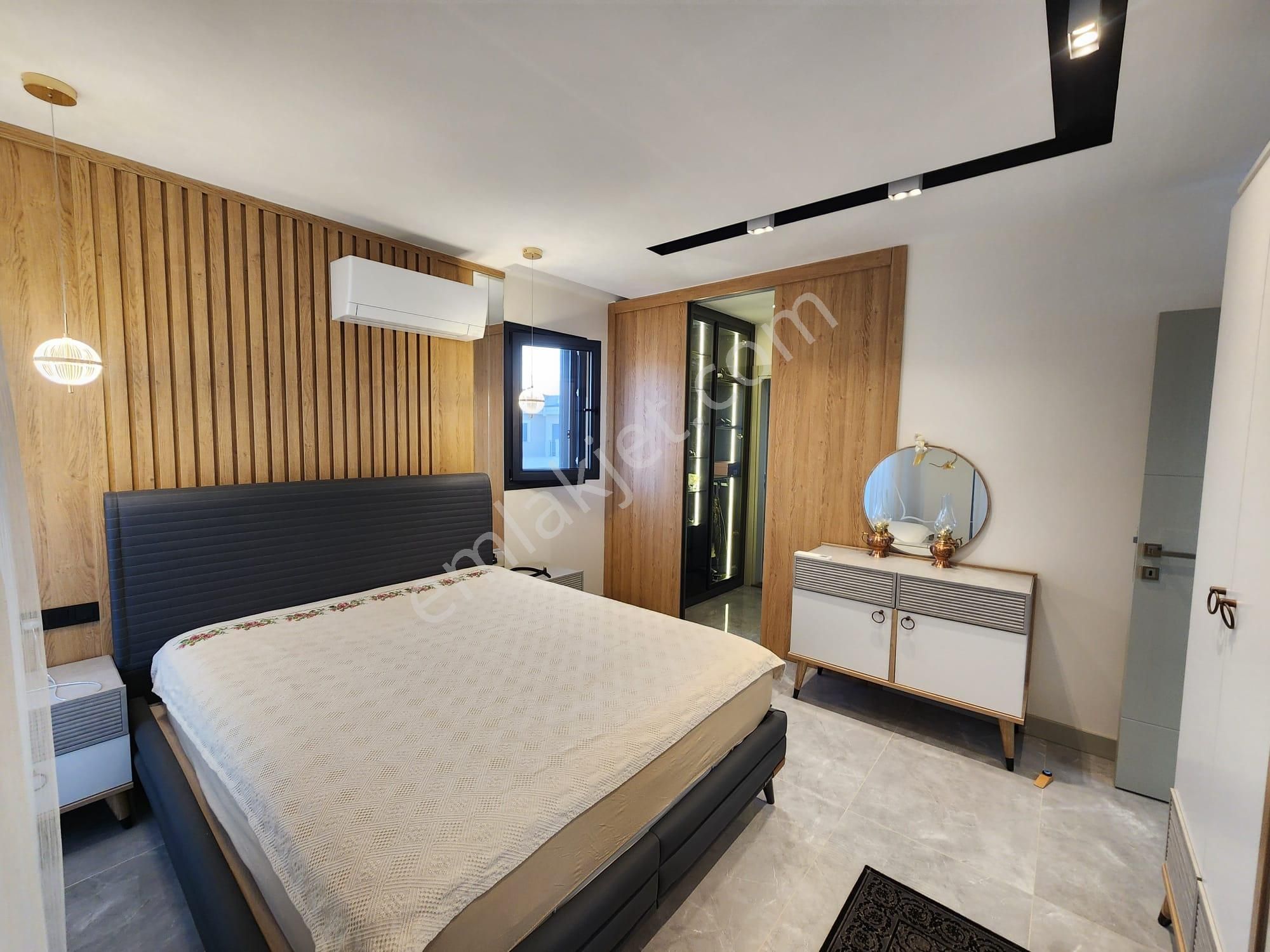 Kuşadası Davutlar Sahilde4+1 Müstakil Köşe Konumlu Villa - Görsel 18