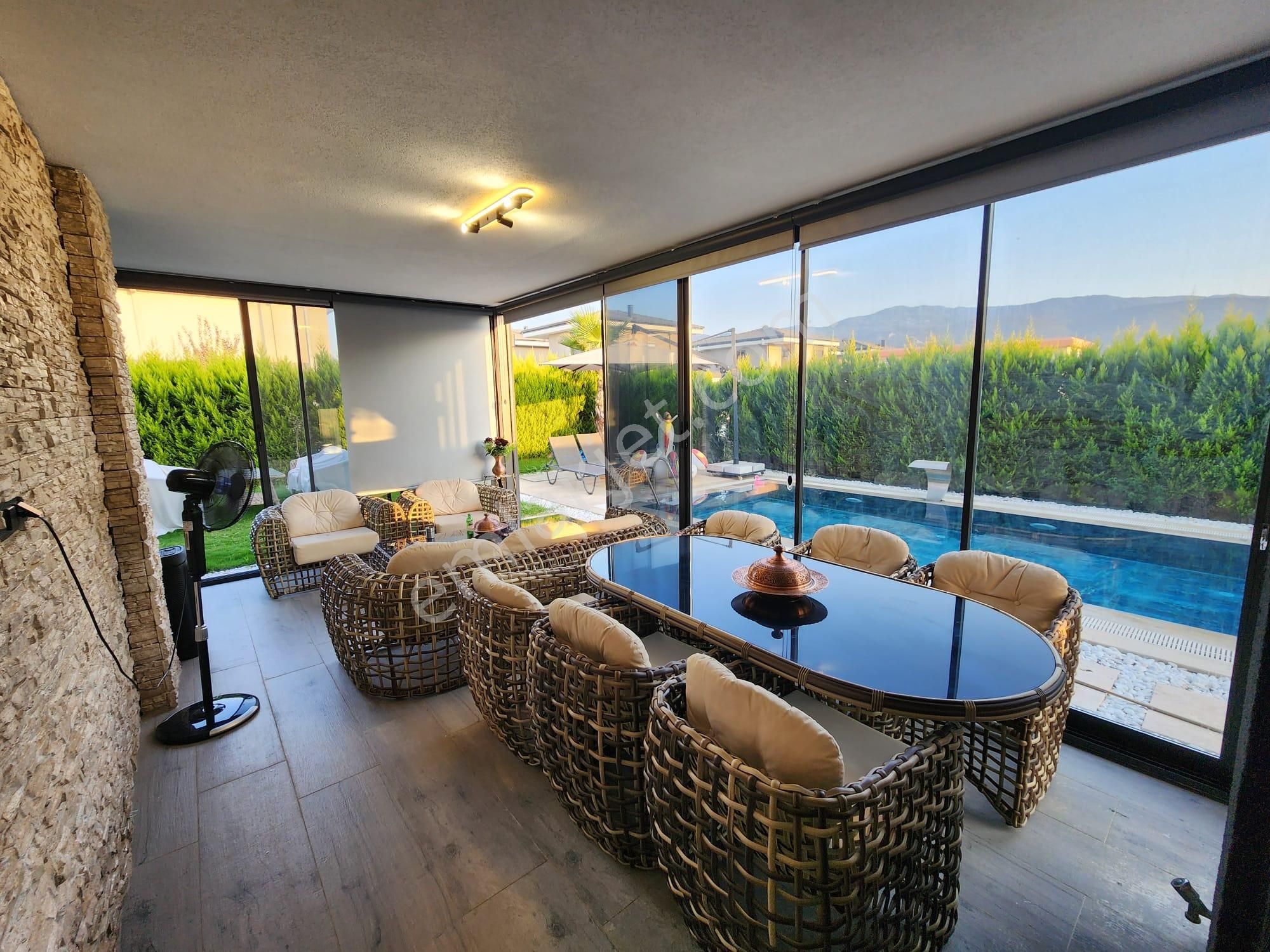 Kuşadası Davutlar Sahilde4+1 Müstakil Köşe Konumlu Villa - Görsel 17