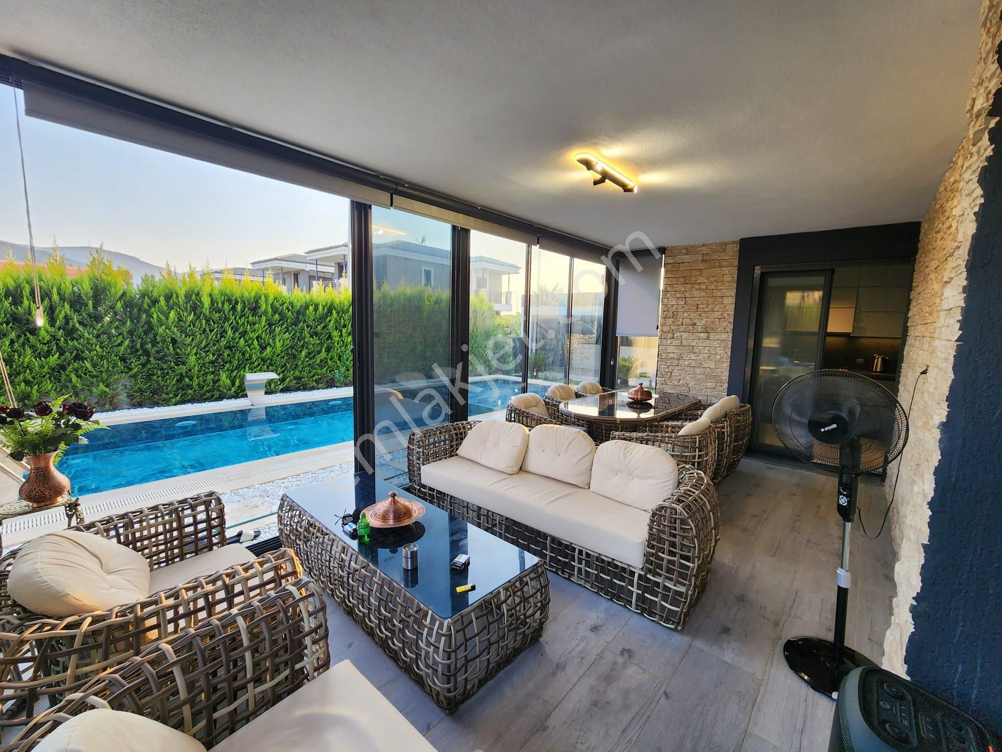 Kuşadası Davutlar Sahilde4+1 Müstakil Köşe Konumlu Villa - Görsel 16