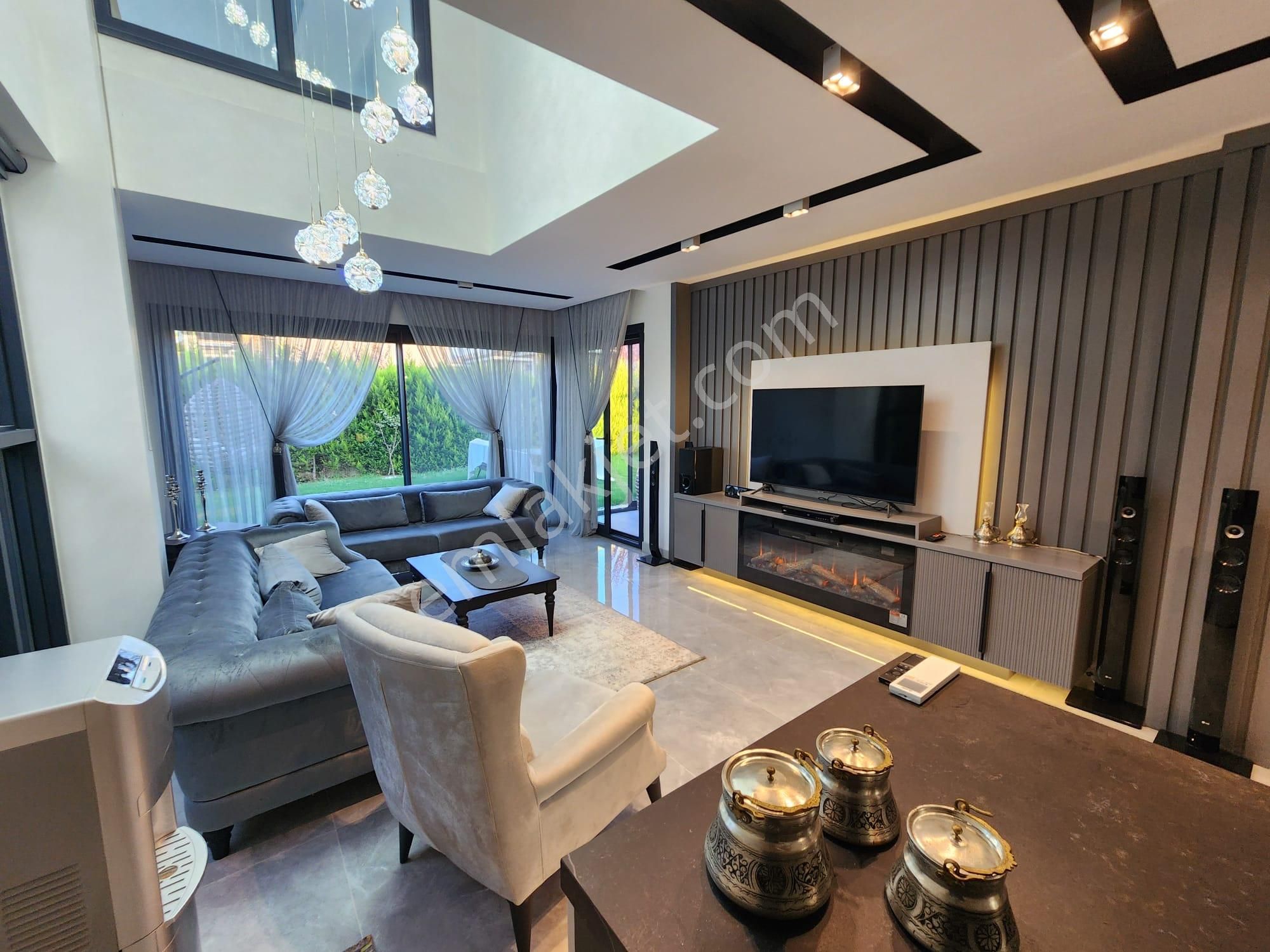 Kuşadası Davutlar Sahilde4+1 Müstakil Köşe Konumlu Villa - Görsel 10