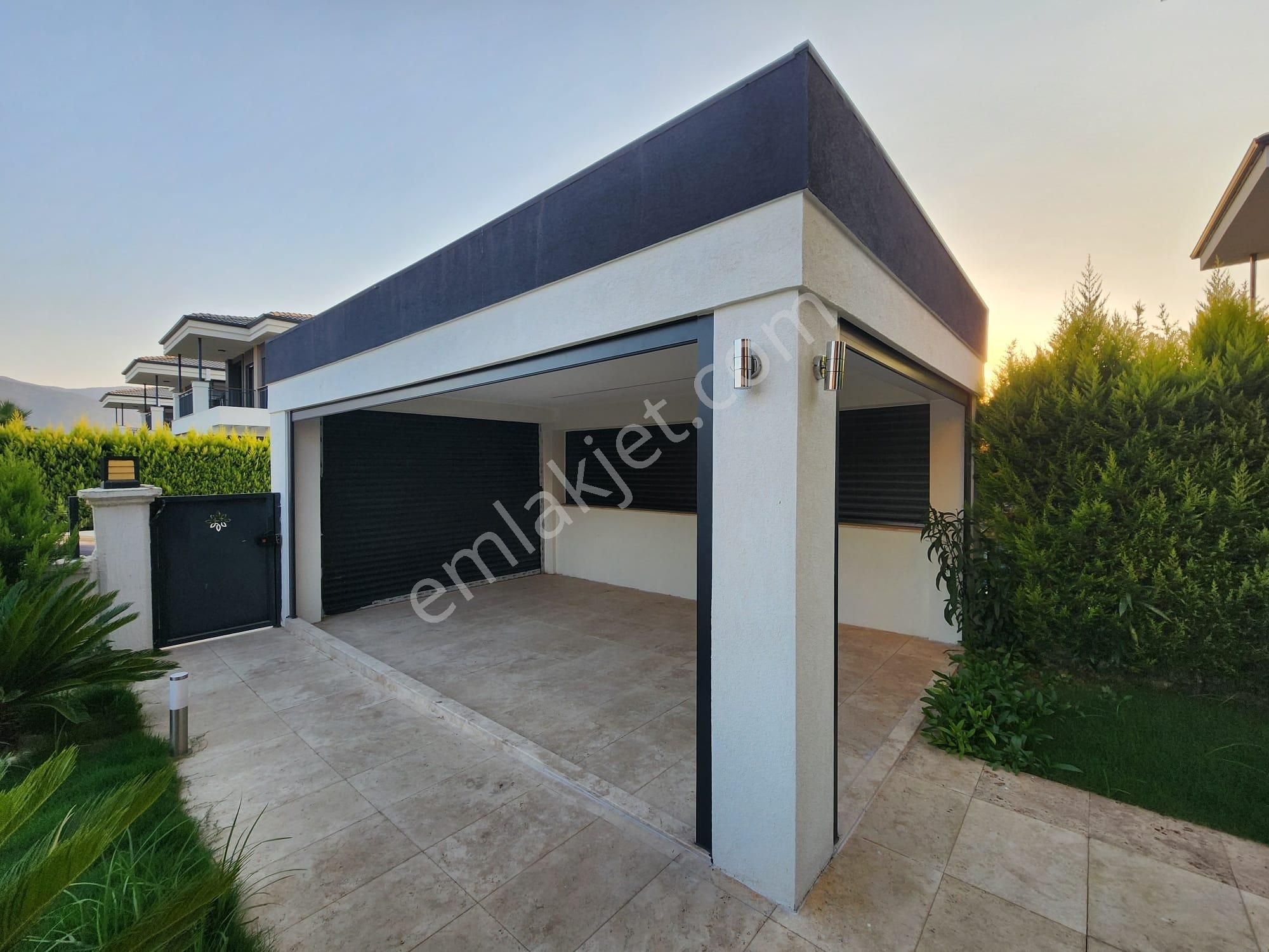 Kuşadası Davutlar Sahilde4+1 Müstakil Köşe Konumlu Villa - Görsel 9