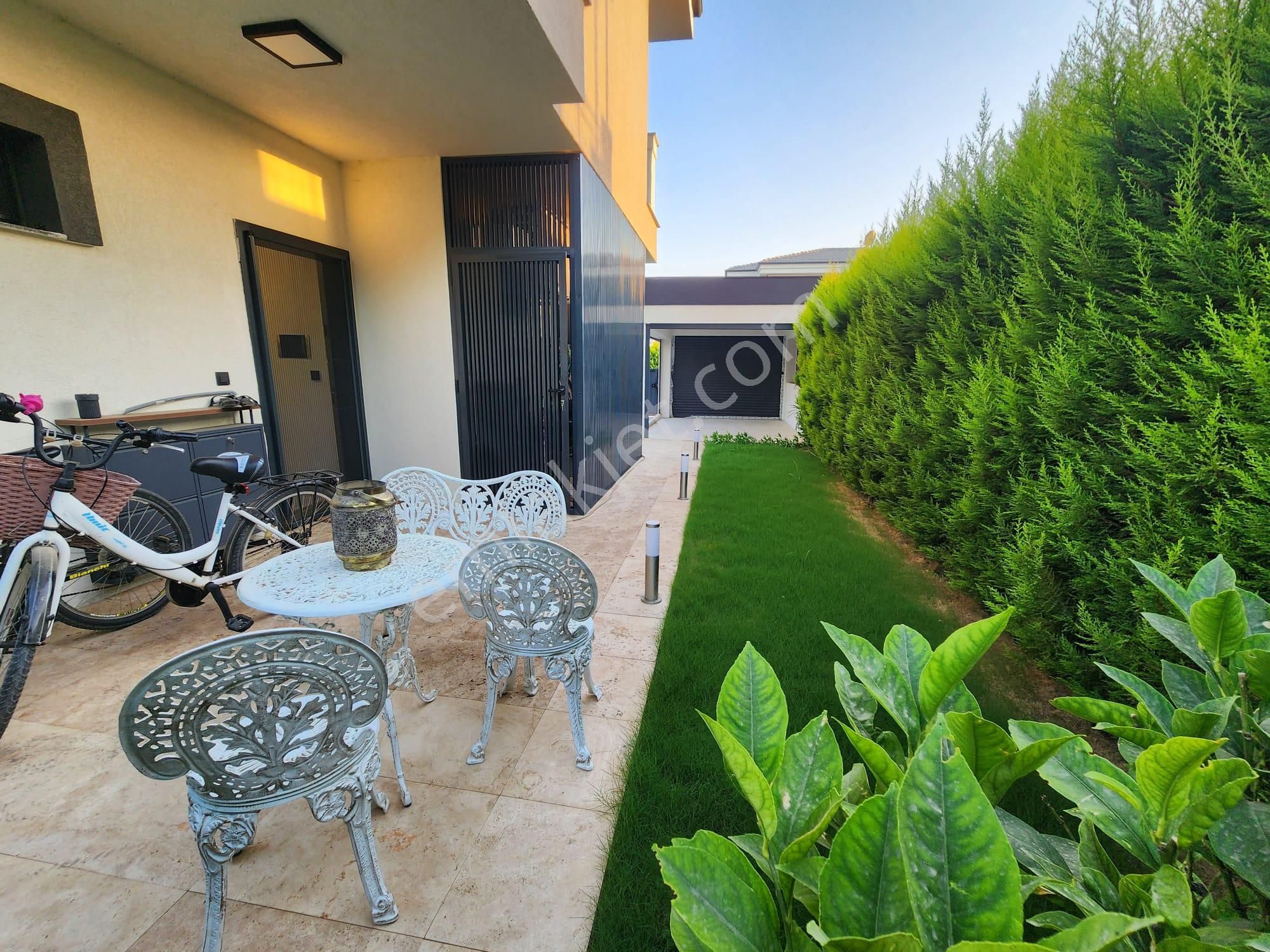 Kuşadası Davutlar Sahilde4+1 Müstakil Köşe Konumlu Villa - Görsel 8