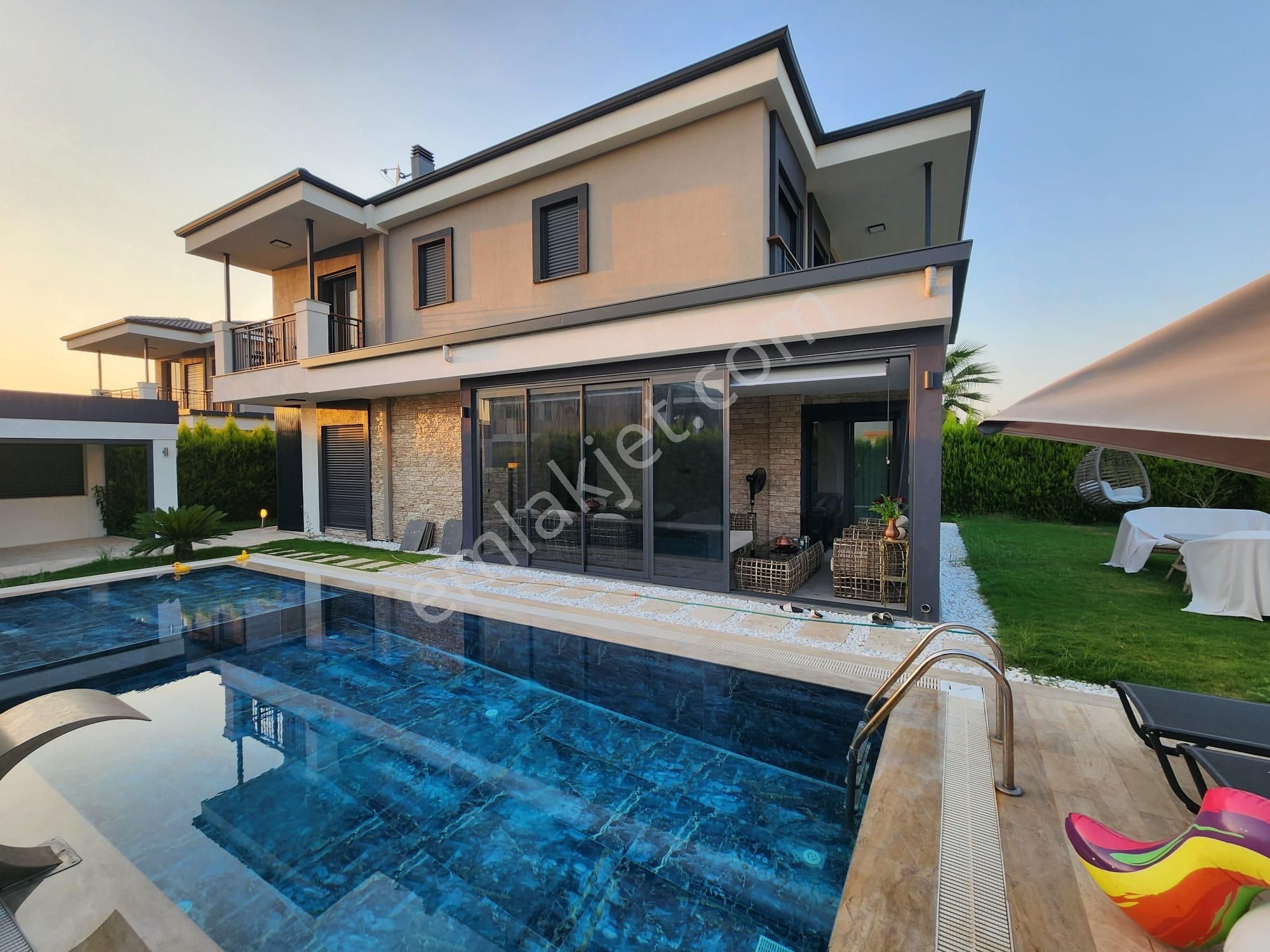 Kuşadası Davutlar Sahilde4+1 Müstakil Köşe Konumlu Villa - Görsel 5