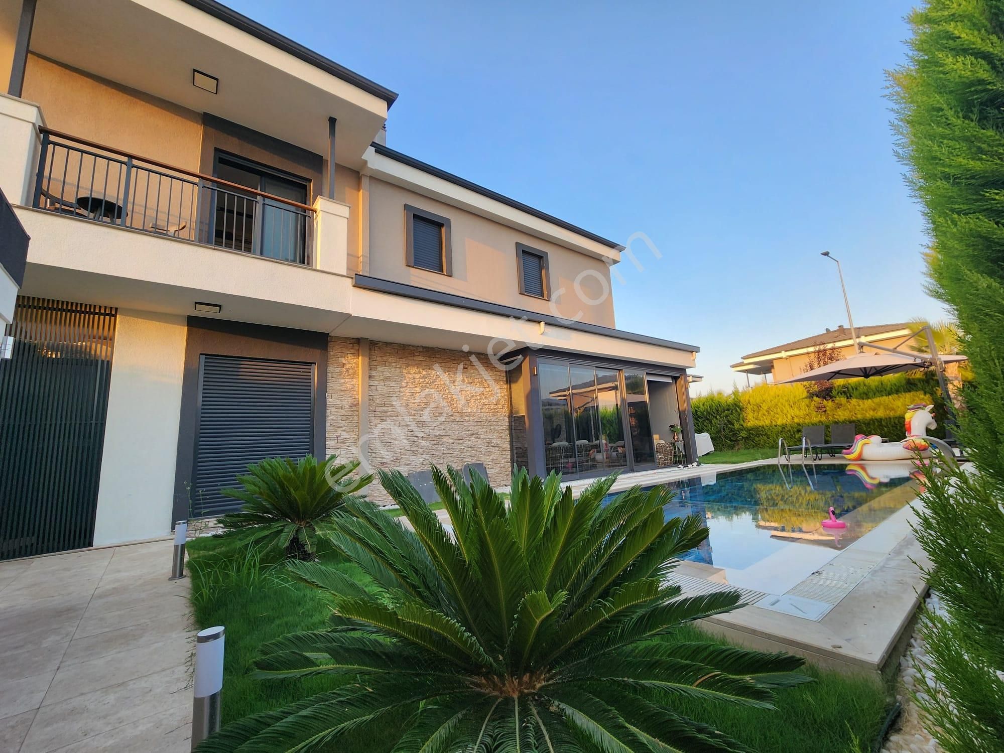 Kuşadası Davutlar Sahilde4+1 Müstakil Köşe Konumlu Villa - Görsel 7