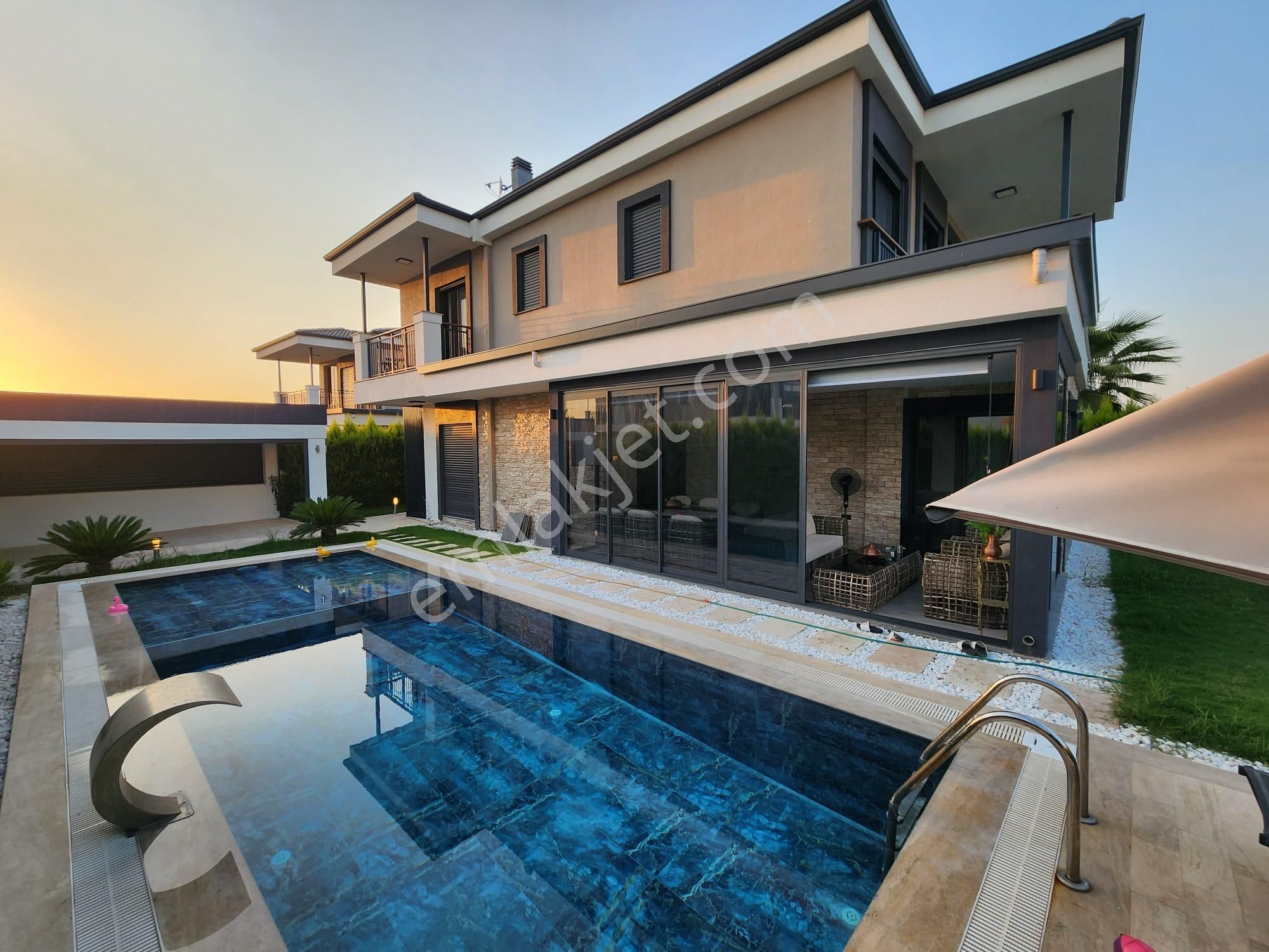 Kuşadası Davutlar Sahilde4+1 Müstakil Köşe Konumlu Villa