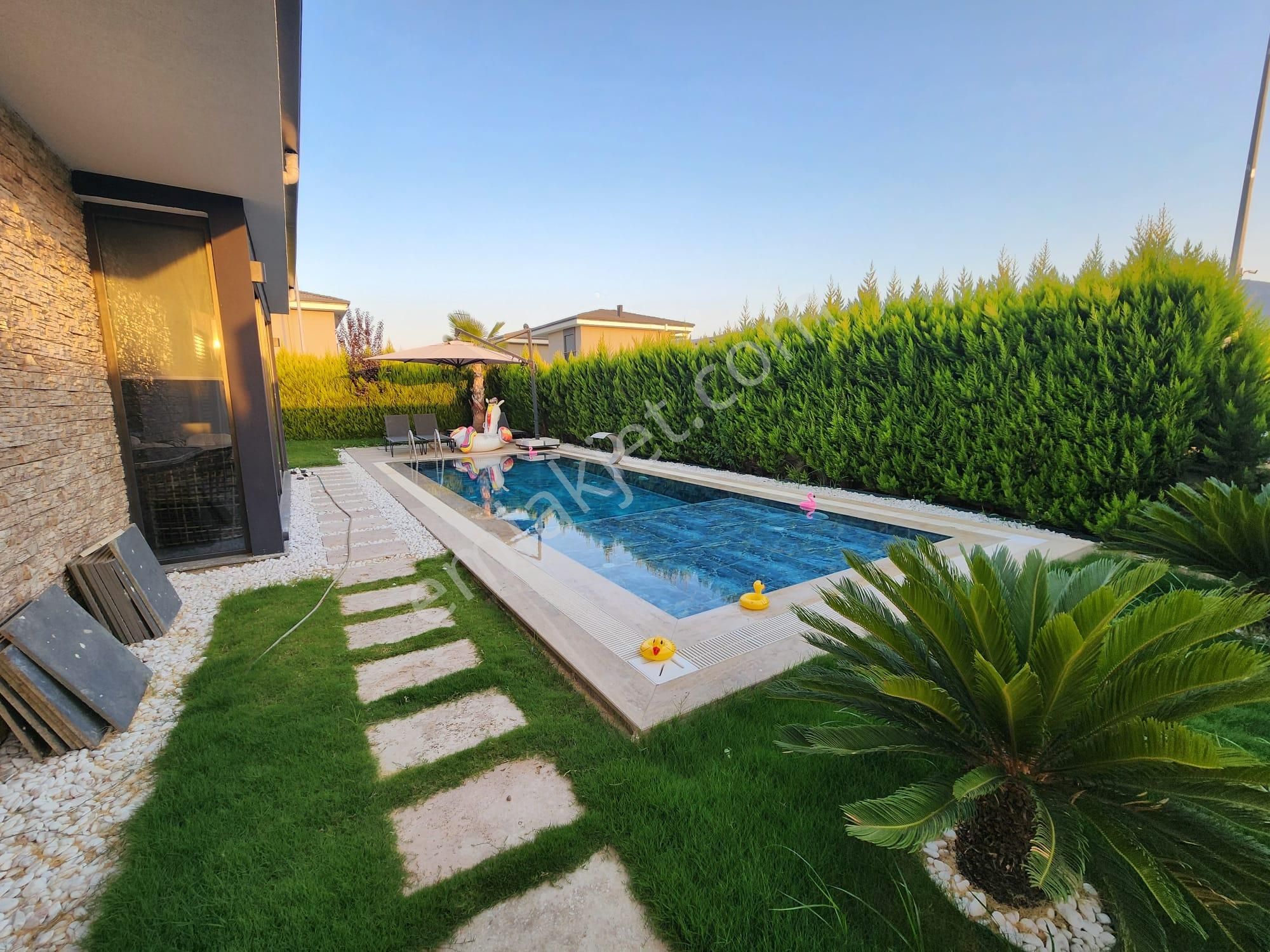 Kuşadası Davutlar Sahilde4+1 Müstakil Köşe Konumlu Villa - Görsel 3