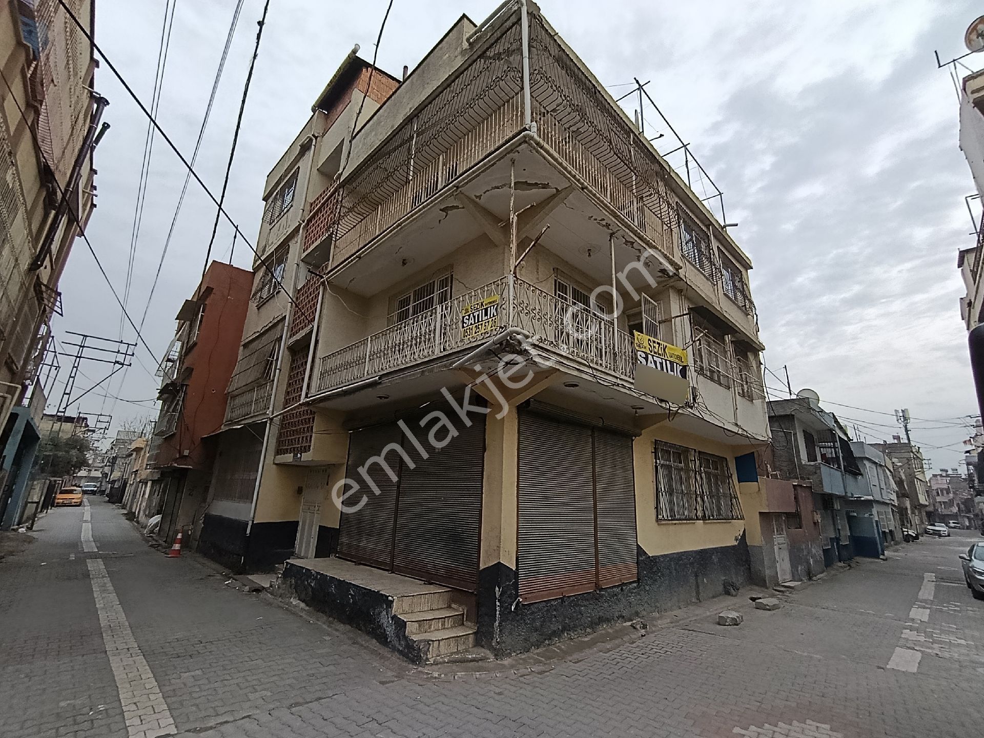 Gülpınar Mh Salı Pazarı Civarı 3/buçuk Katlı Komple Satılık Bina