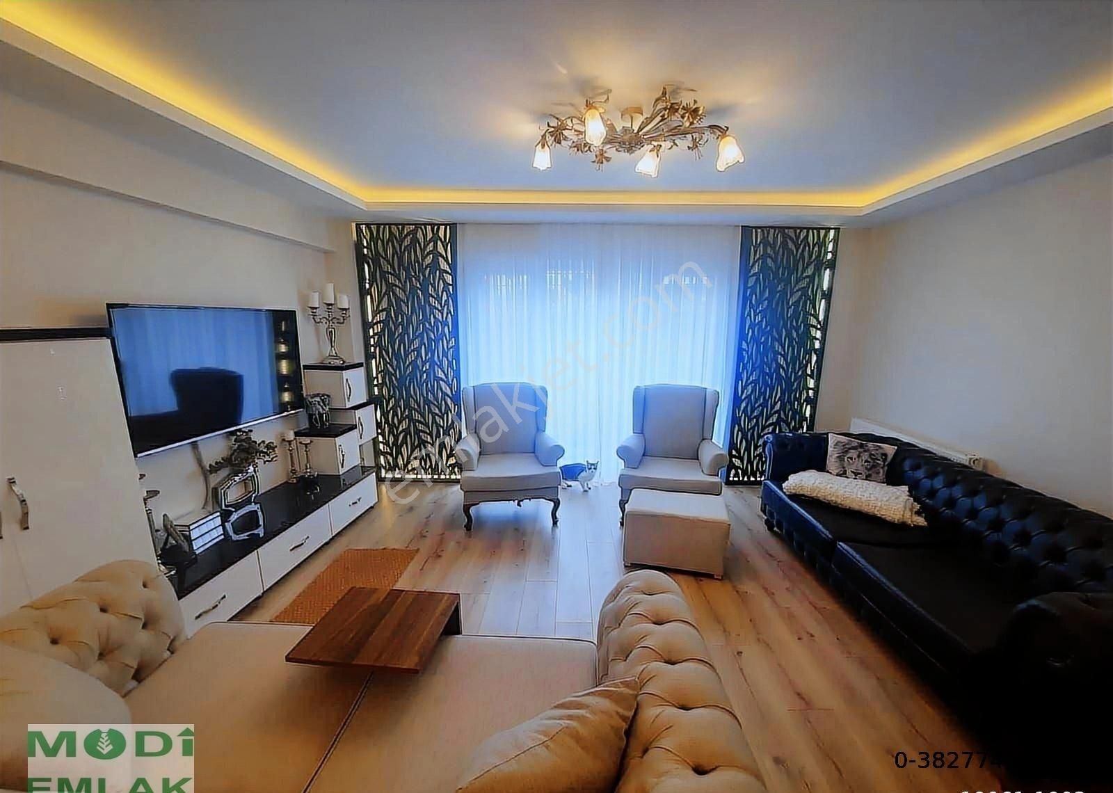 Salacak'ta Ferah 3+1, Yarı Zemin Daire, Merkezi Konumda