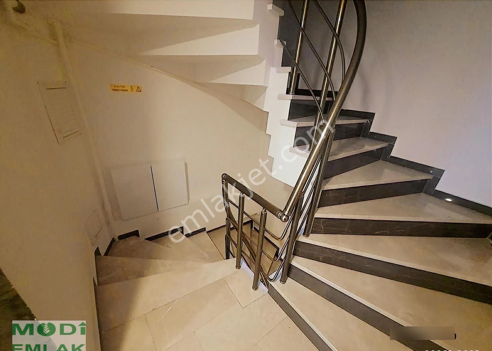 Salacak'ta Ferah 3+1, Yarı Zemin Daire, Merkezi Konumda - Görsel 18