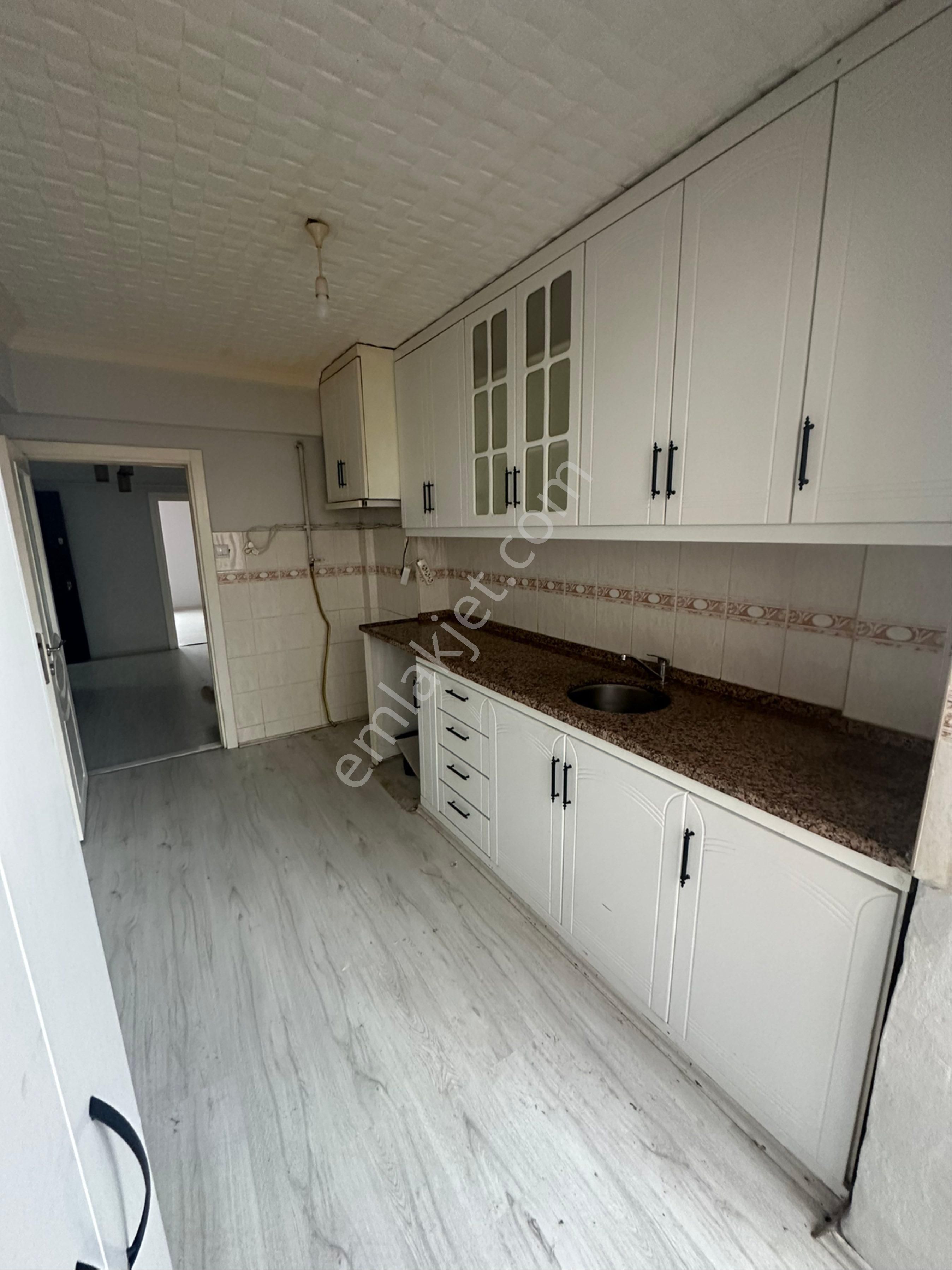 Küçük Emlaktan Satılık Gemlik Çarşı Merkezde 3+1