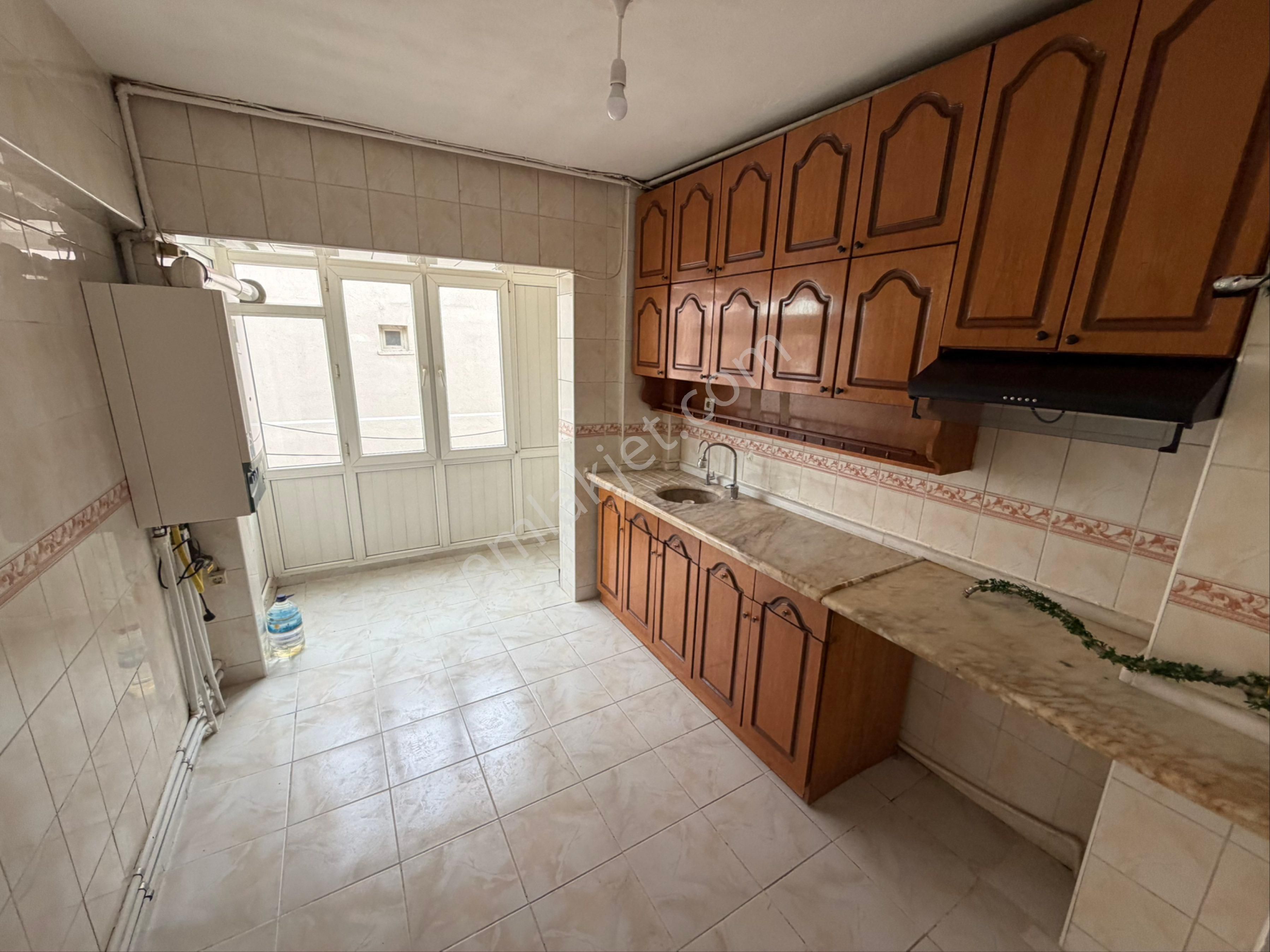 Akşemsettin Mah. 3+1 Ön Cadde Cepheli Ara Kat Krediye Uygun Daire!