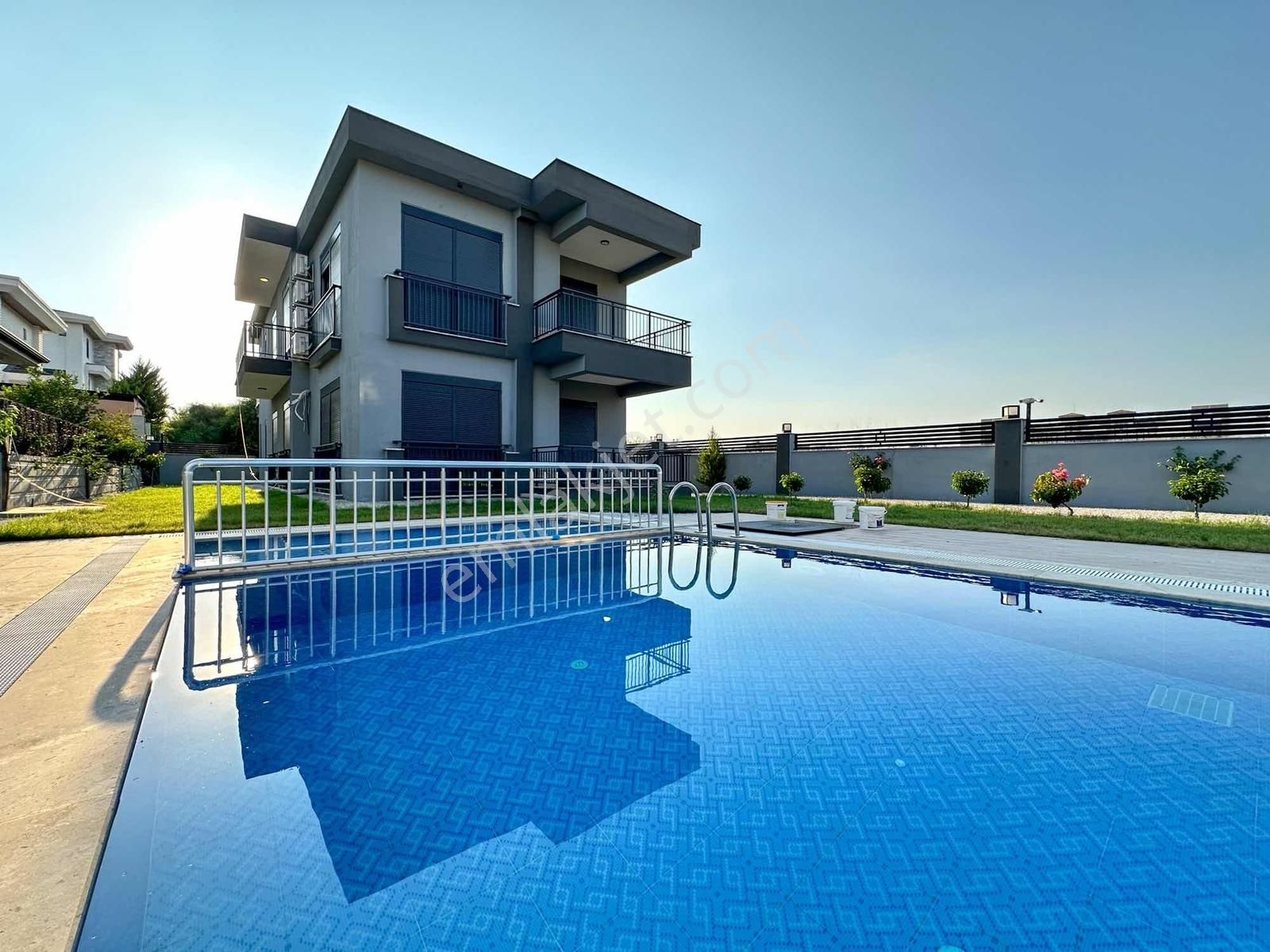 Sorgunda Ultralüx 3+1 Villa Dairesi Havuzlu Yerden Isıtmalı