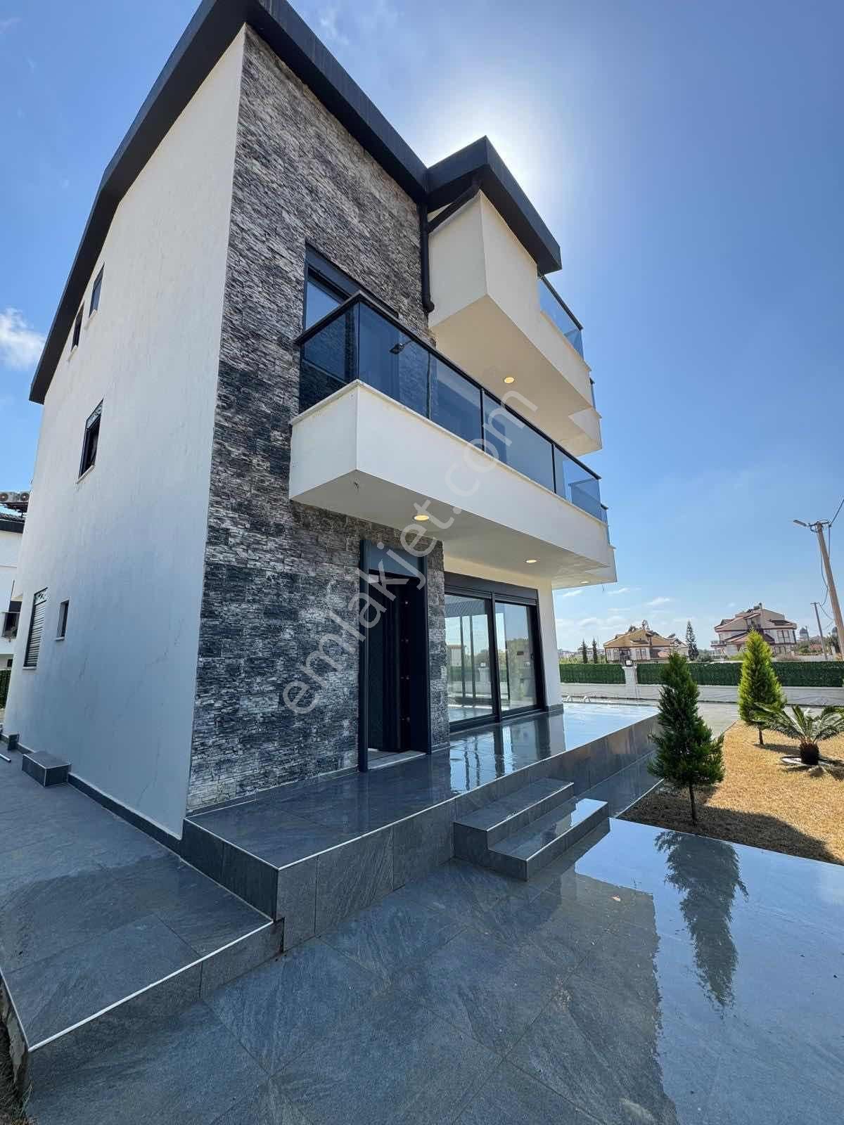 Kumköyde Satılık Müstakil Tripleks Köşe Villa